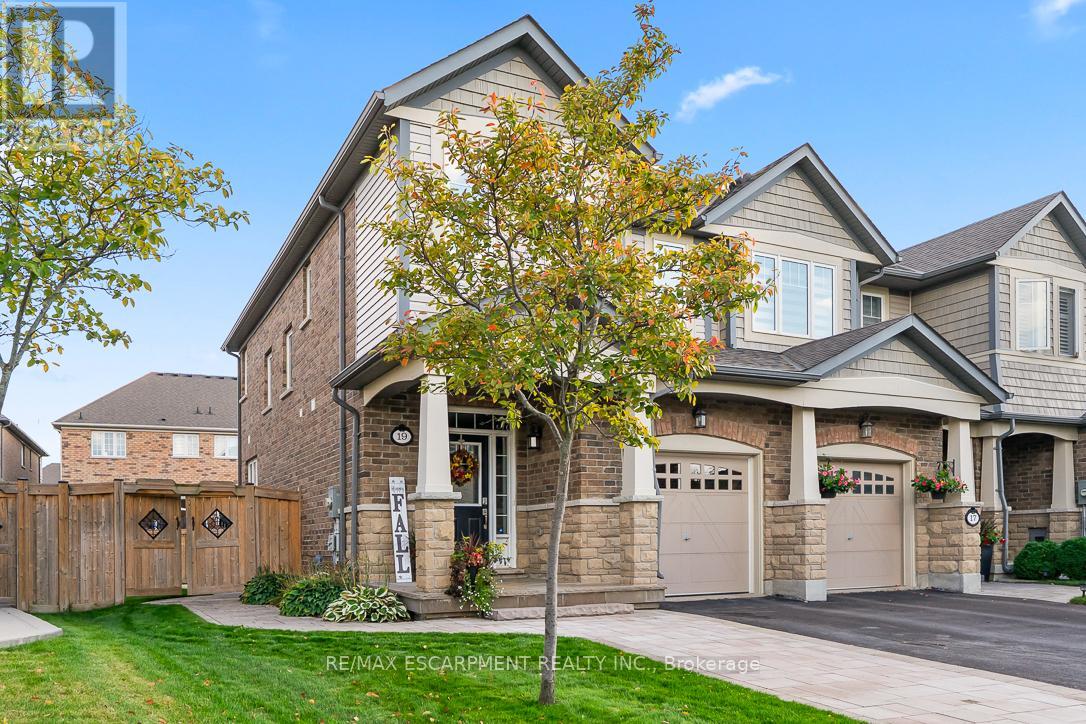 19 Maple Cider Street, Caledon, Ontario  L7C 4B4 - Photo 2 - W12452245