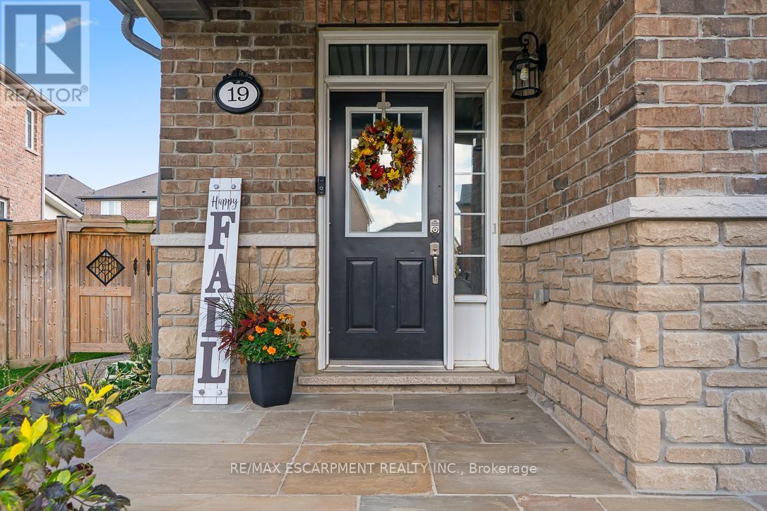 19 Maple Cider Street, Caledon, Ontario  L7C 4B4 - Photo 3 - W12452245
