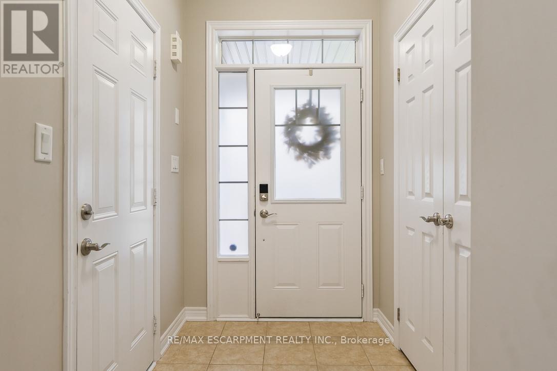 19 Maple Cider Street, Caledon, Ontario  L7C 4B4 - Photo 4 - W12452245