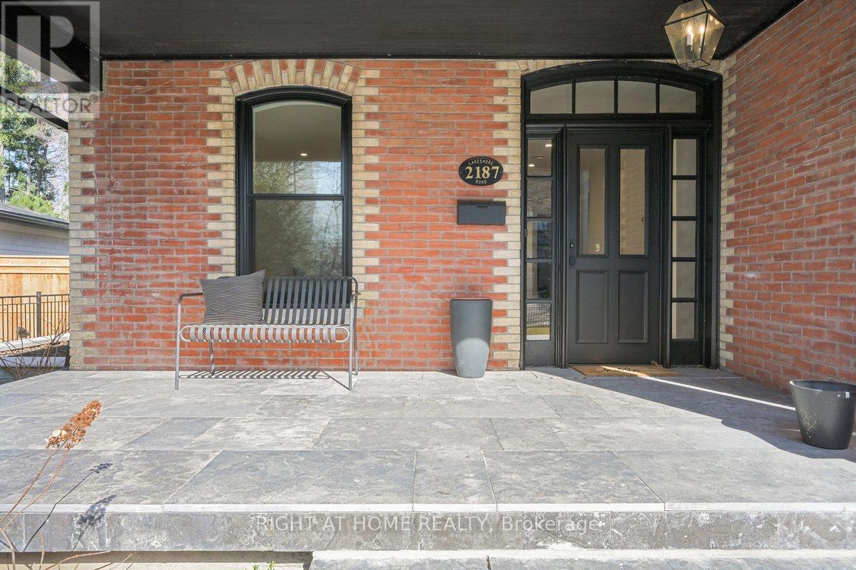 2187 Lakeshore Road, Burlington, Ontario  L7R 1A5 - Photo 4 - W12452263