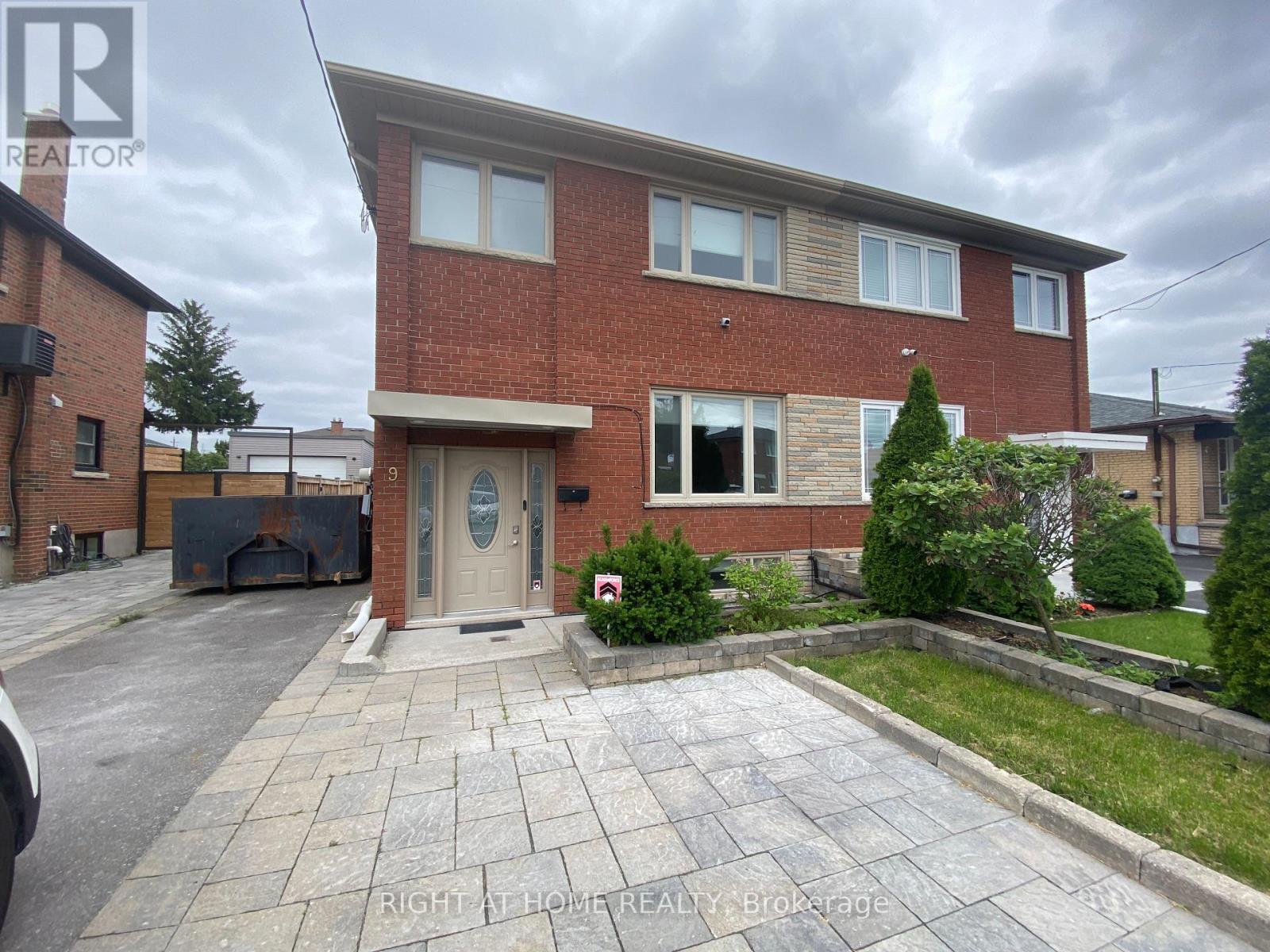 GARDEN HOUSE - 9 SNOWOOD COURT, Toronto, Ontario
