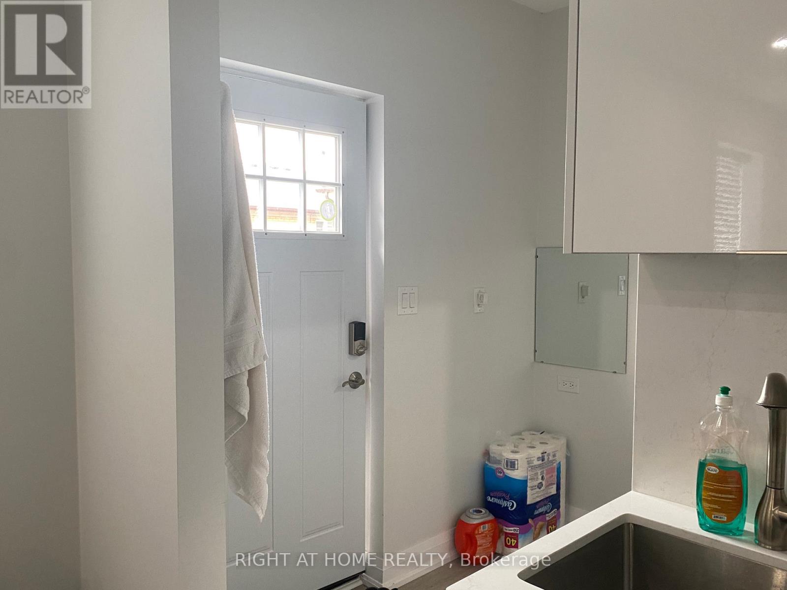 Garden House - 9 Snowood Court, Toronto, Ontario  M3N 1E7 - Photo 2 - W12452273