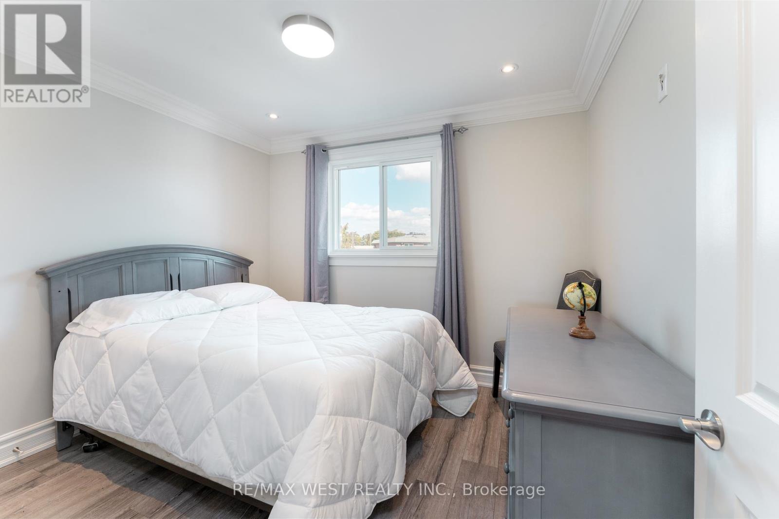 70 Wheatsheaf Crescent, Toronto, Ontario  M3N 1P6 - Photo 14 - W12452323