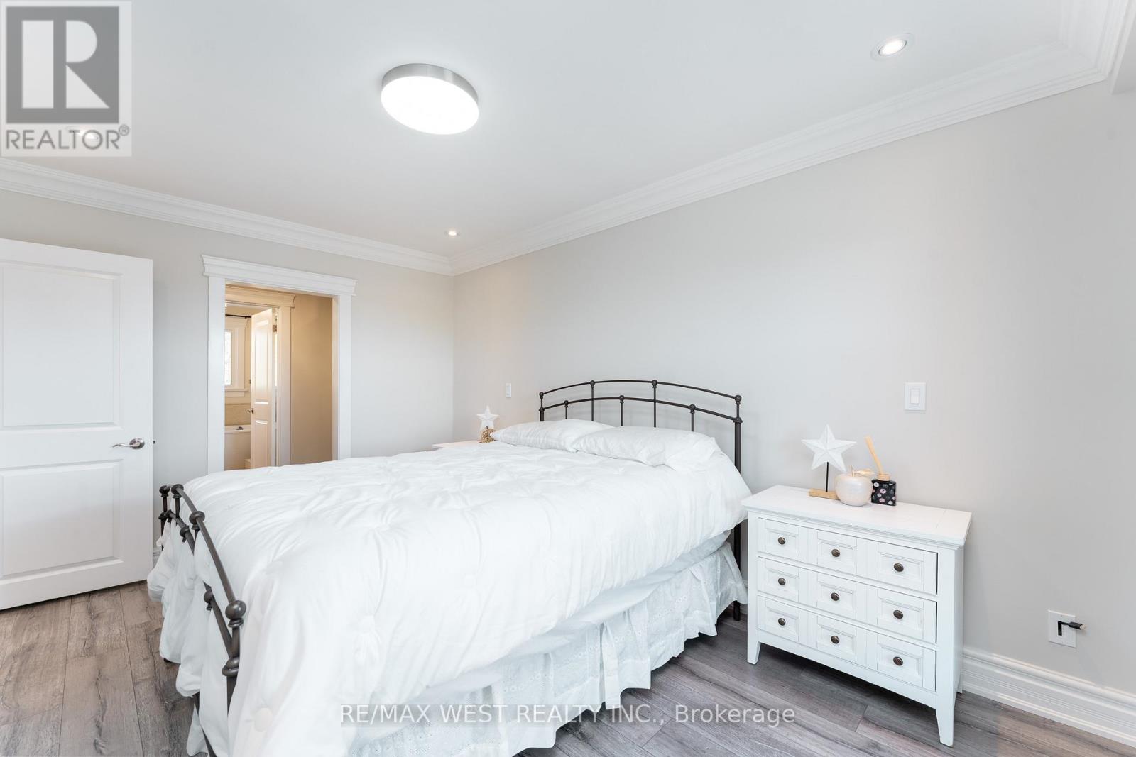 70 Wheatsheaf Crescent, Toronto, Ontario  M3N 1P6 - Photo 19 - W12452323