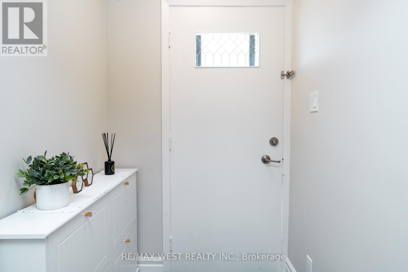 70 Wheatsheaf Crescent, Toronto, Ontario  M3N 1P6 - Photo 4 - W12452323