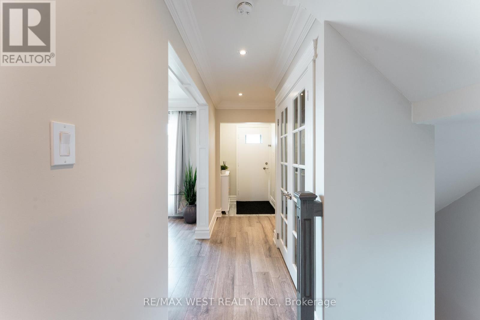 70 Wheatsheaf Crescent, Toronto, Ontario  M3N 1P6 - Photo 5 - W12452323