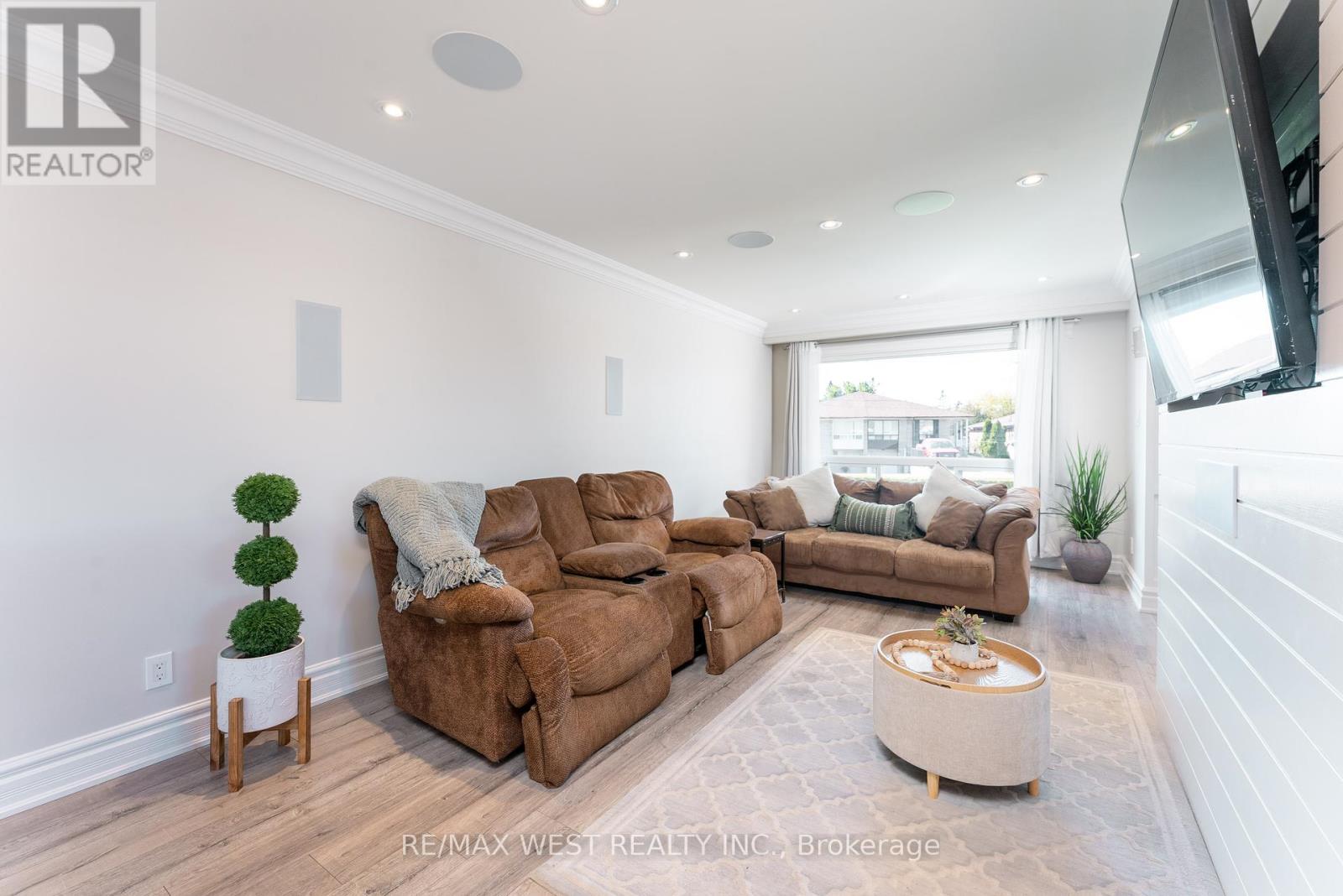 70 Wheatsheaf Crescent, Toronto, Ontario  M3N 1P6 - Photo 6 - W12452323