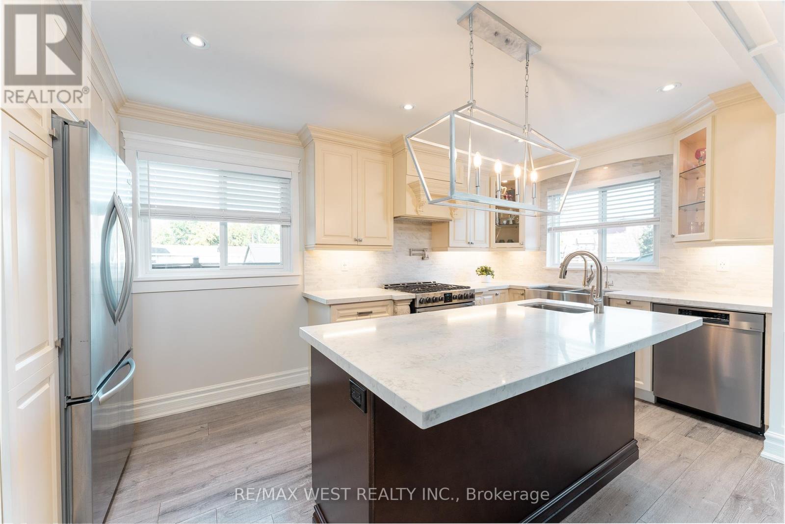 70 Wheatsheaf Crescent, Toronto, Ontario  M3N 1P6 - Photo 9 - W12452323