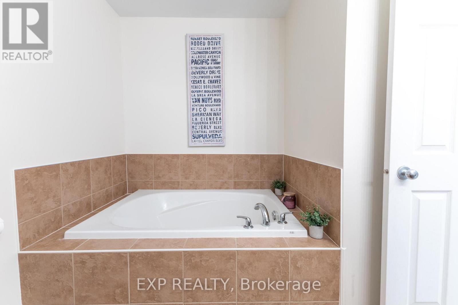 2341 Glandriel Crescent, Ottawa, Ontario  K4A 4S8 - Photo 25 - X12452386