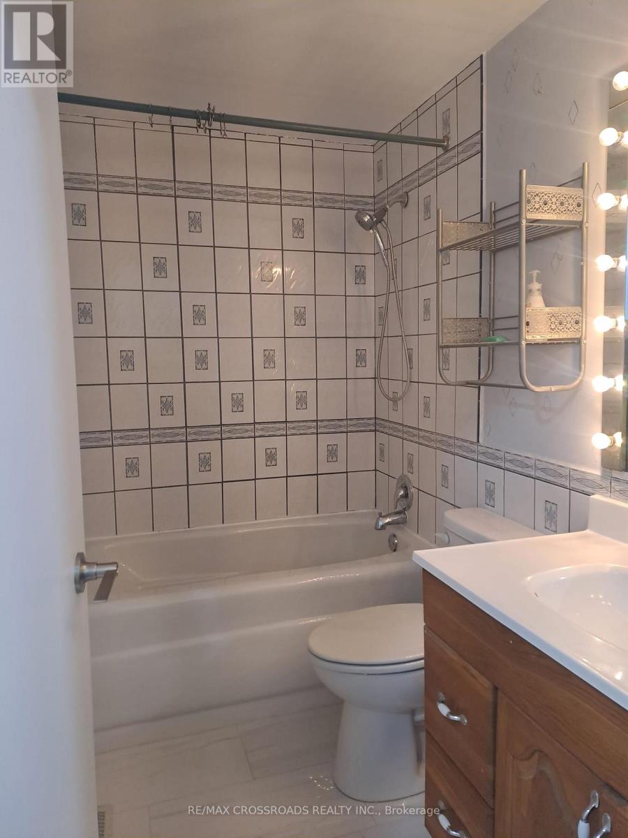 Upper - 185 Appalachian Crescent, Kitchener, Ontario  N2E 1A3 - Photo 10 - X12452238