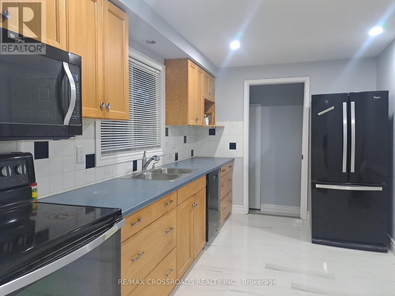 Upper - 185 Appalachian Crescent, Kitchener, Ontario  N2E 1A3 - Photo 2 - X12452238