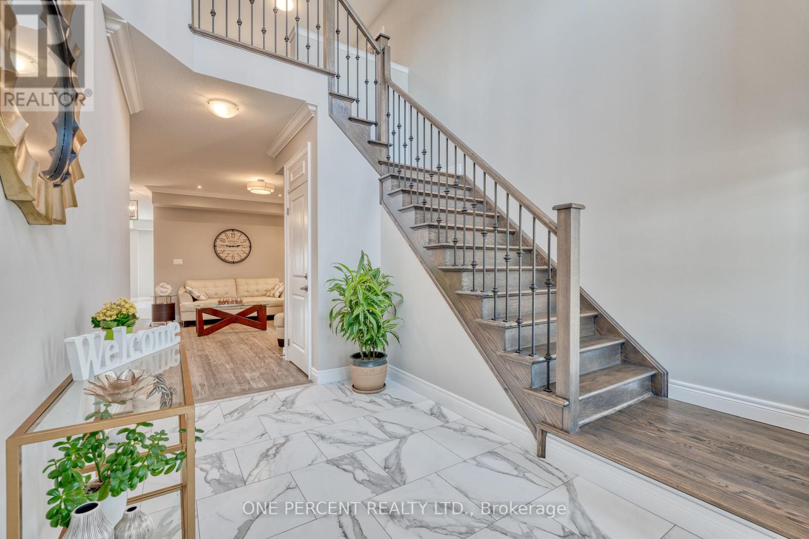 16 Eringate Court, Hamilton, Ontario  L8J 0L7 - Photo 4 - X12452332
