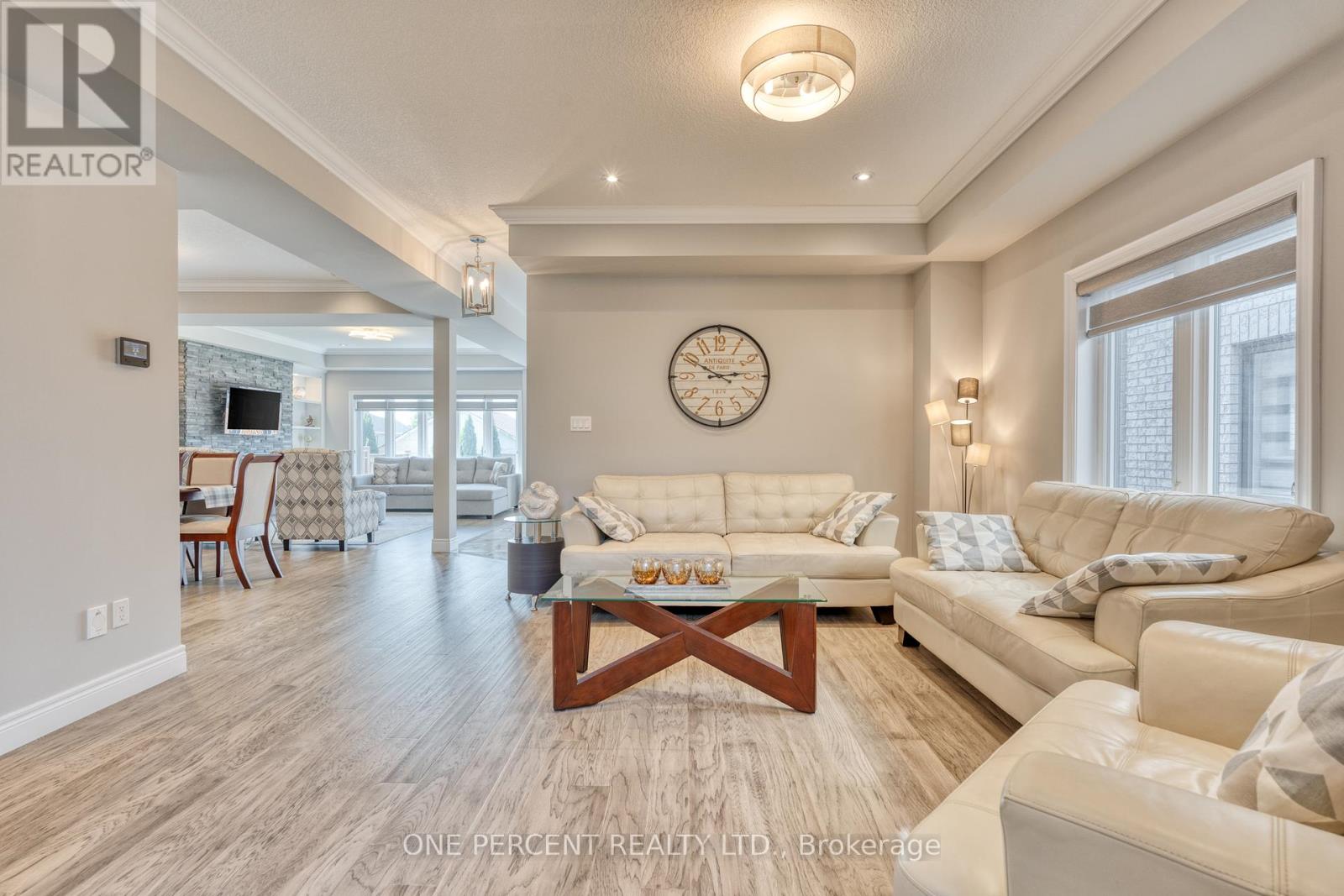 16 Eringate Court, Hamilton, Ontario  L8J 0L7 - Photo 5 - X12452332