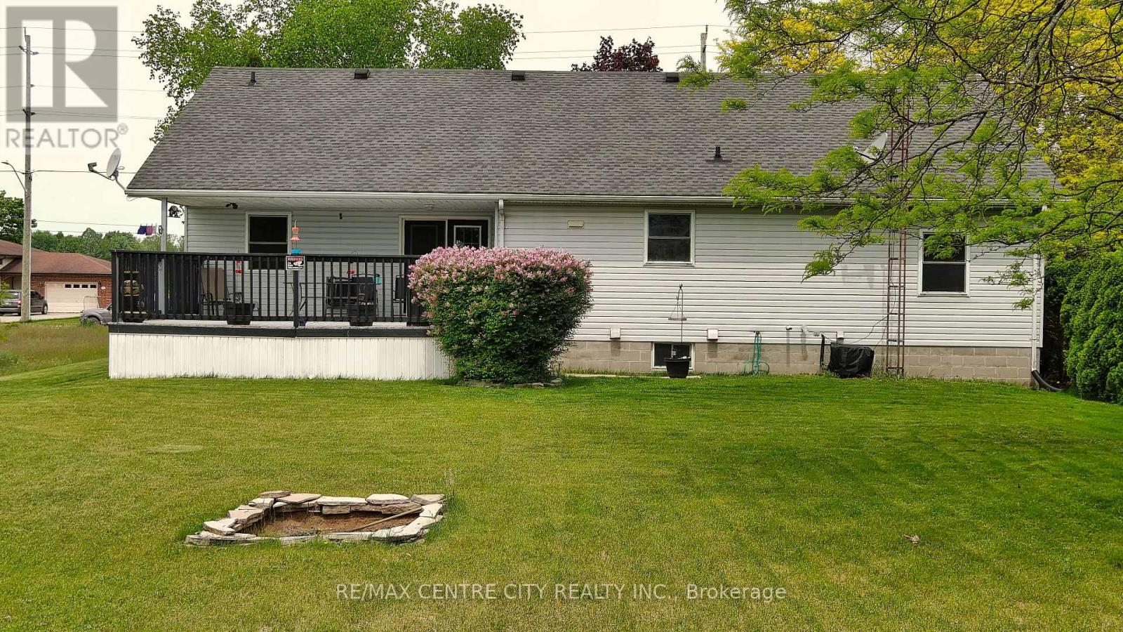 212 Queen Street, West Elgin, Ontario  N0L 2C0 - Photo 11 - X12449738