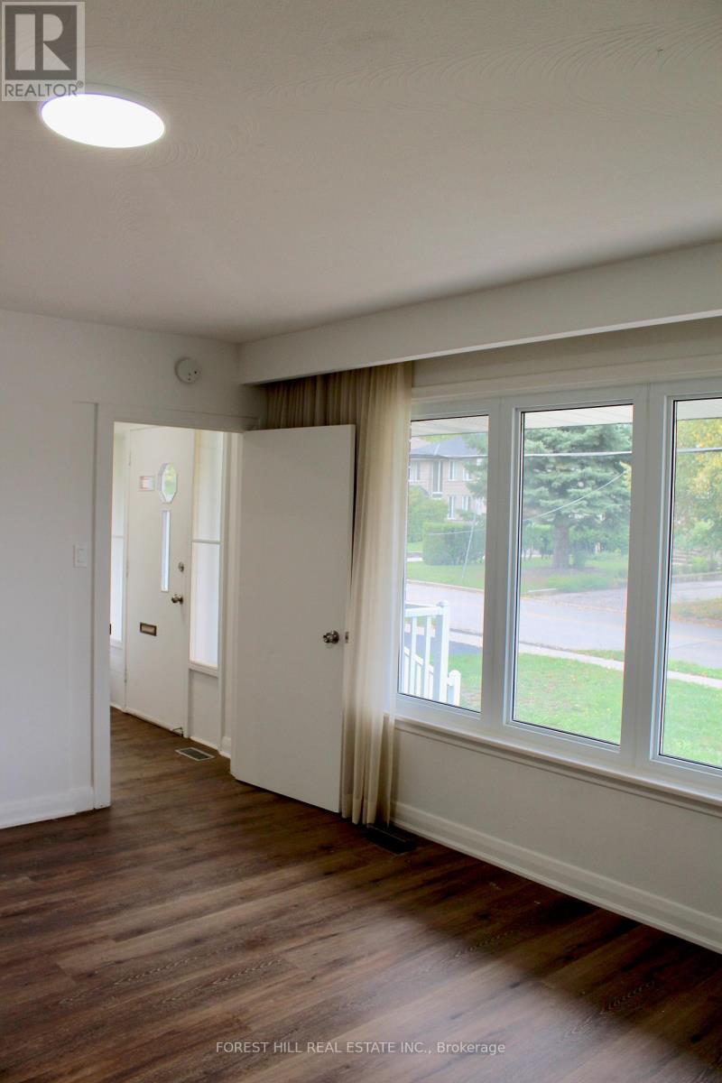 23 Wedgewood Drive, Toronto, Ontario  M2N 4B4 - Photo 6 - C12452430