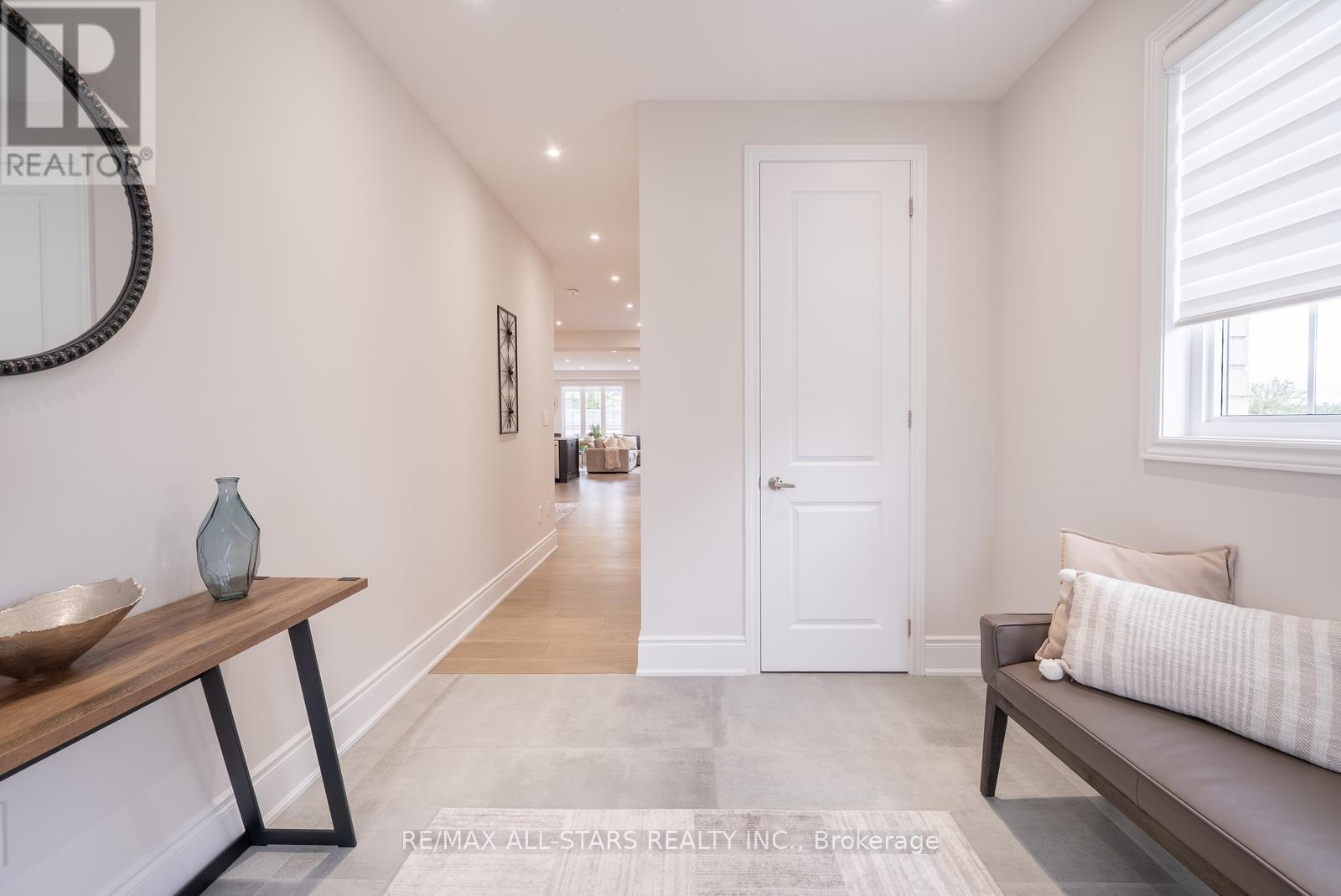 58 Boundary Boulevard, Whitchurch-Stouffville, Ontario  L4A 4W2 - Photo 4 - N12452375