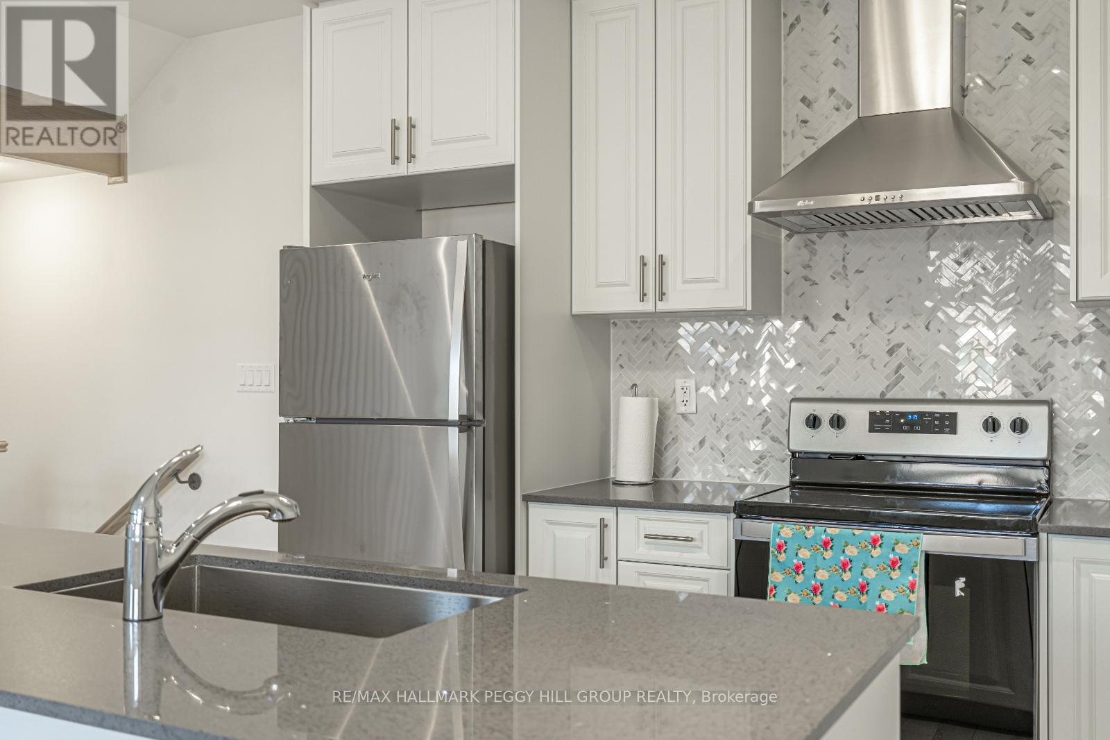 31 Bluebird Lane, Barrie, Ontario  L4N 6A3 - Photo 2 - S12452423