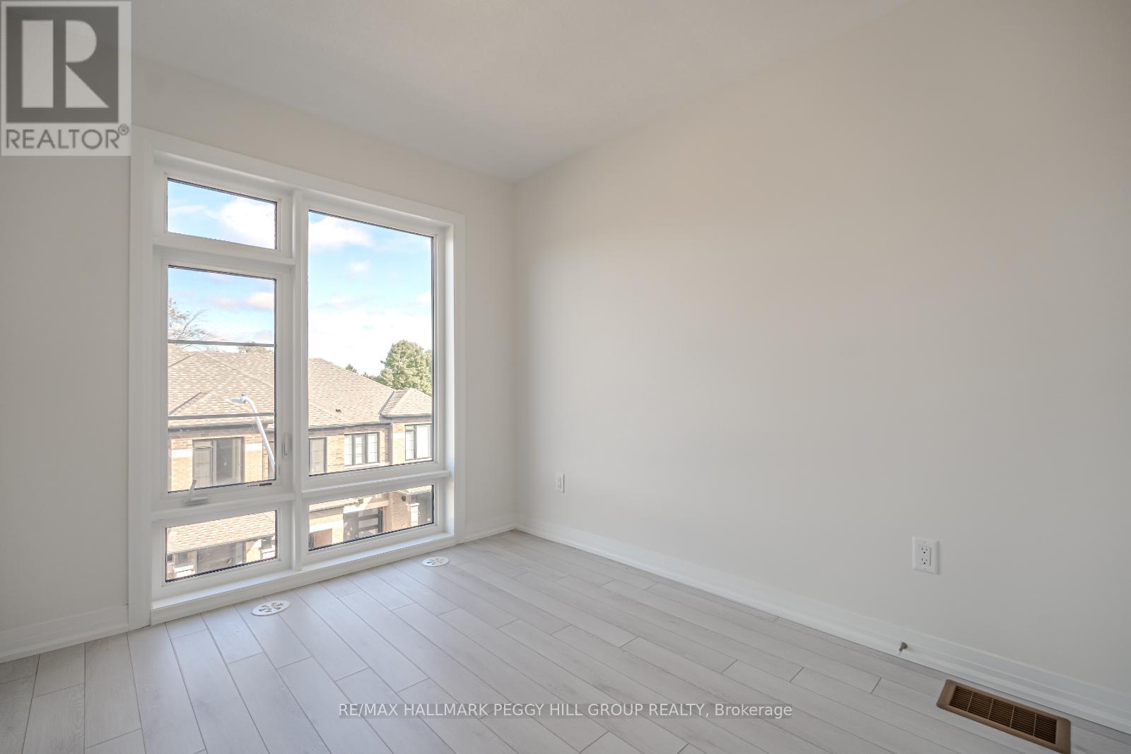 31 Bluebird Lane, Barrie, Ontario  L4N 6A3 - Photo 4 - S12452423