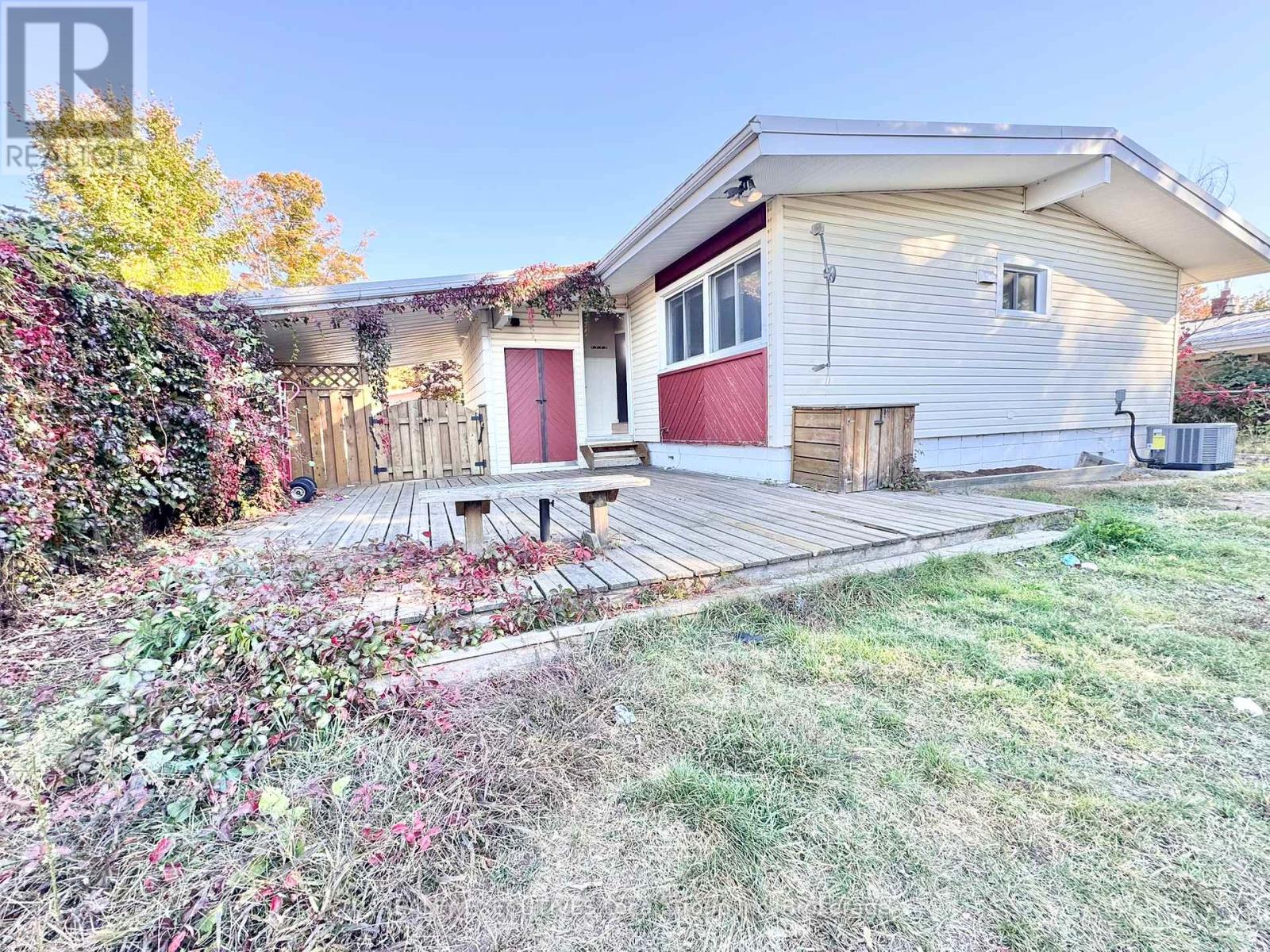 286 Leonard Street, North Bay, Ontario  P1B 5K2 - Photo 2 - X12452556