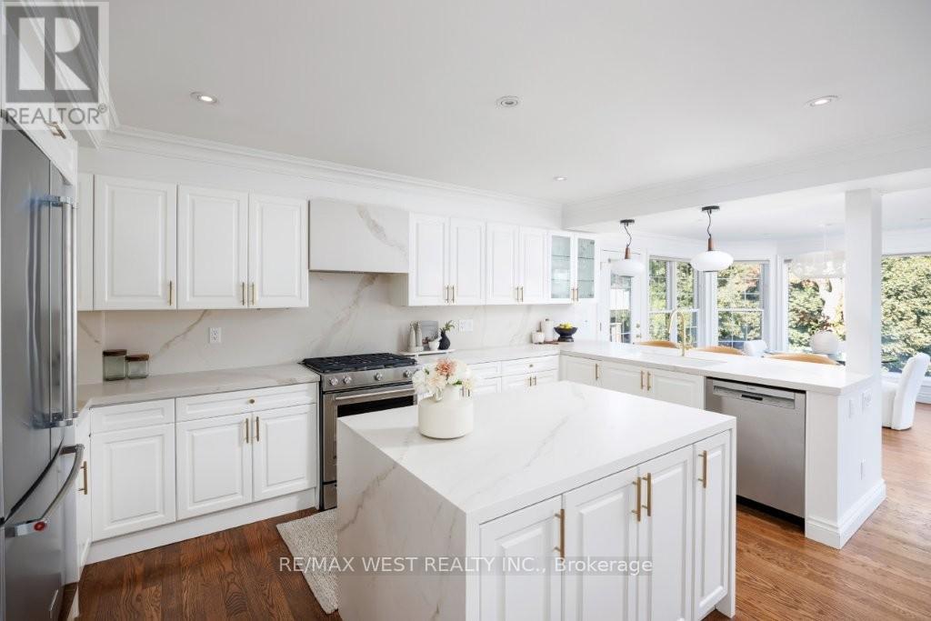 207 Ellis Avenue, Toronto, Ontario  M6S 2X4 - Photo 12 - W12400918
