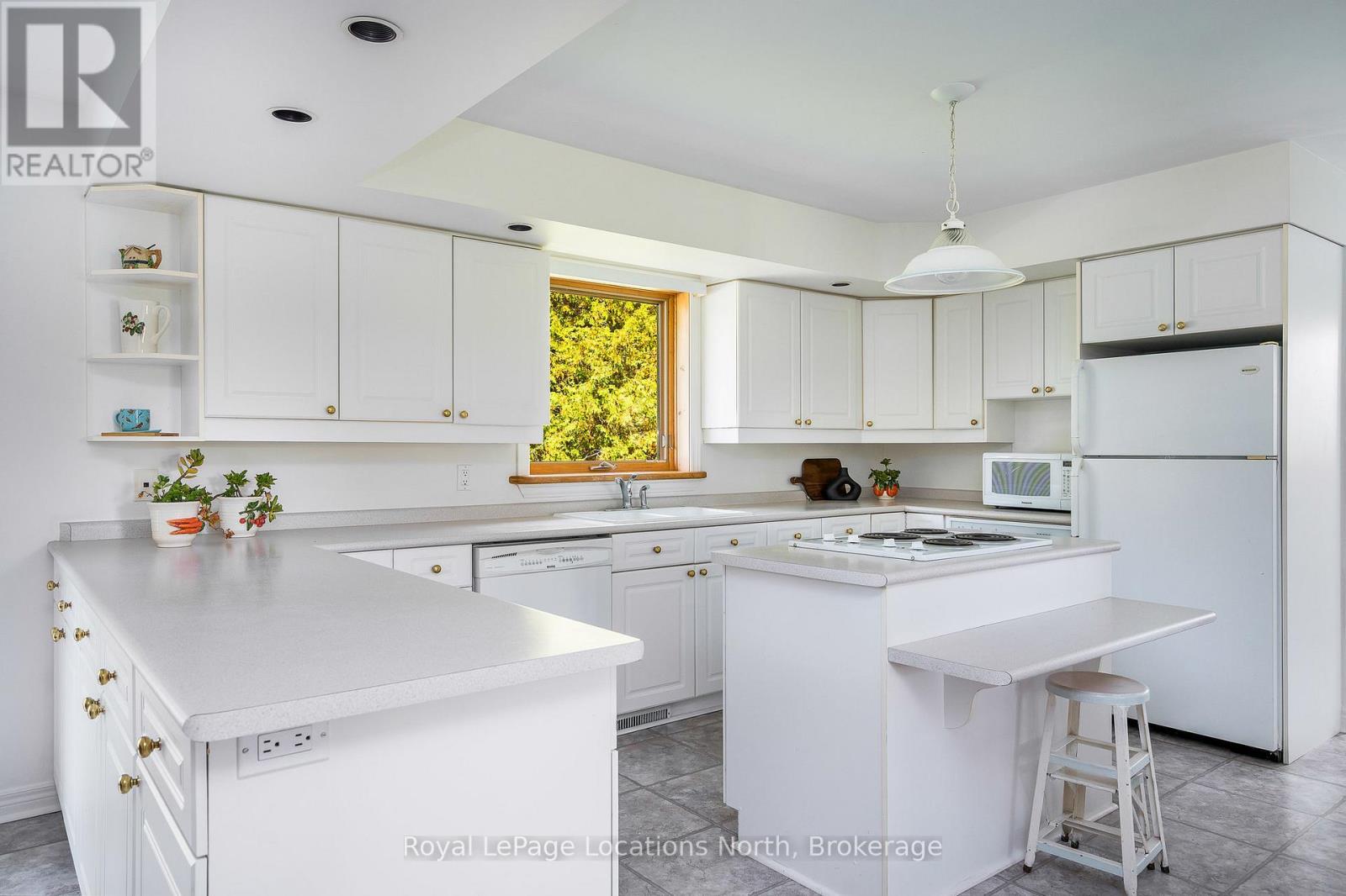 14 Sydenham Trail W, Clearview, Ontario  L0M 1H0 - Photo 16 - S12452472