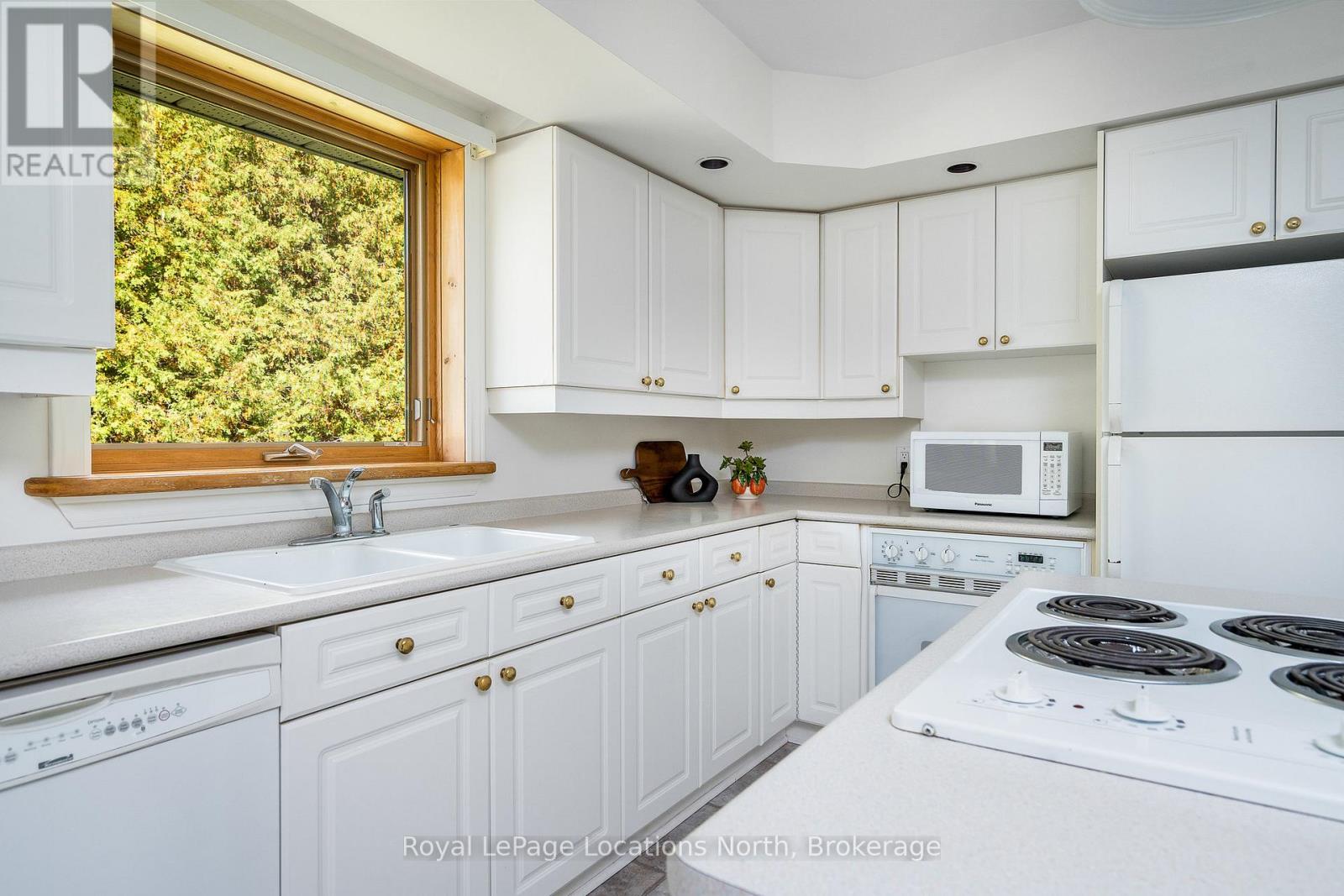 14 Sydenham Trail W, Clearview, Ontario  L0M 1H0 - Photo 17 - S12452472