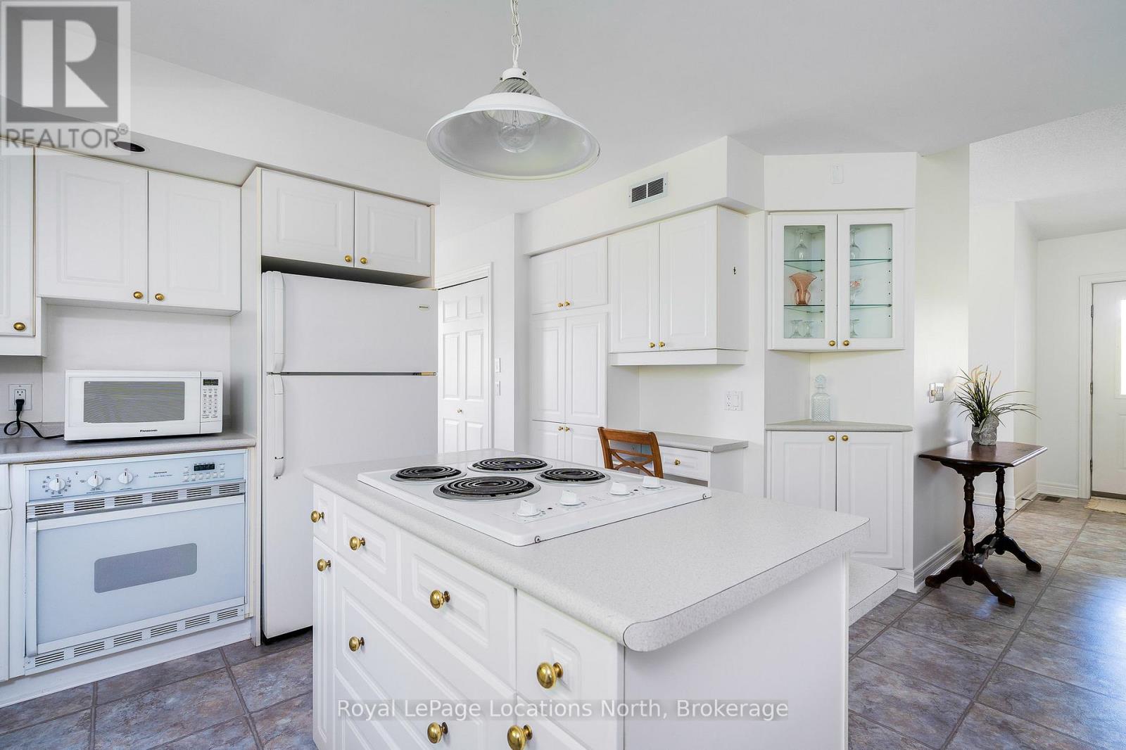 14 Sydenham Trail W, Clearview, Ontario  L0M 1H0 - Photo 18 - S12452472