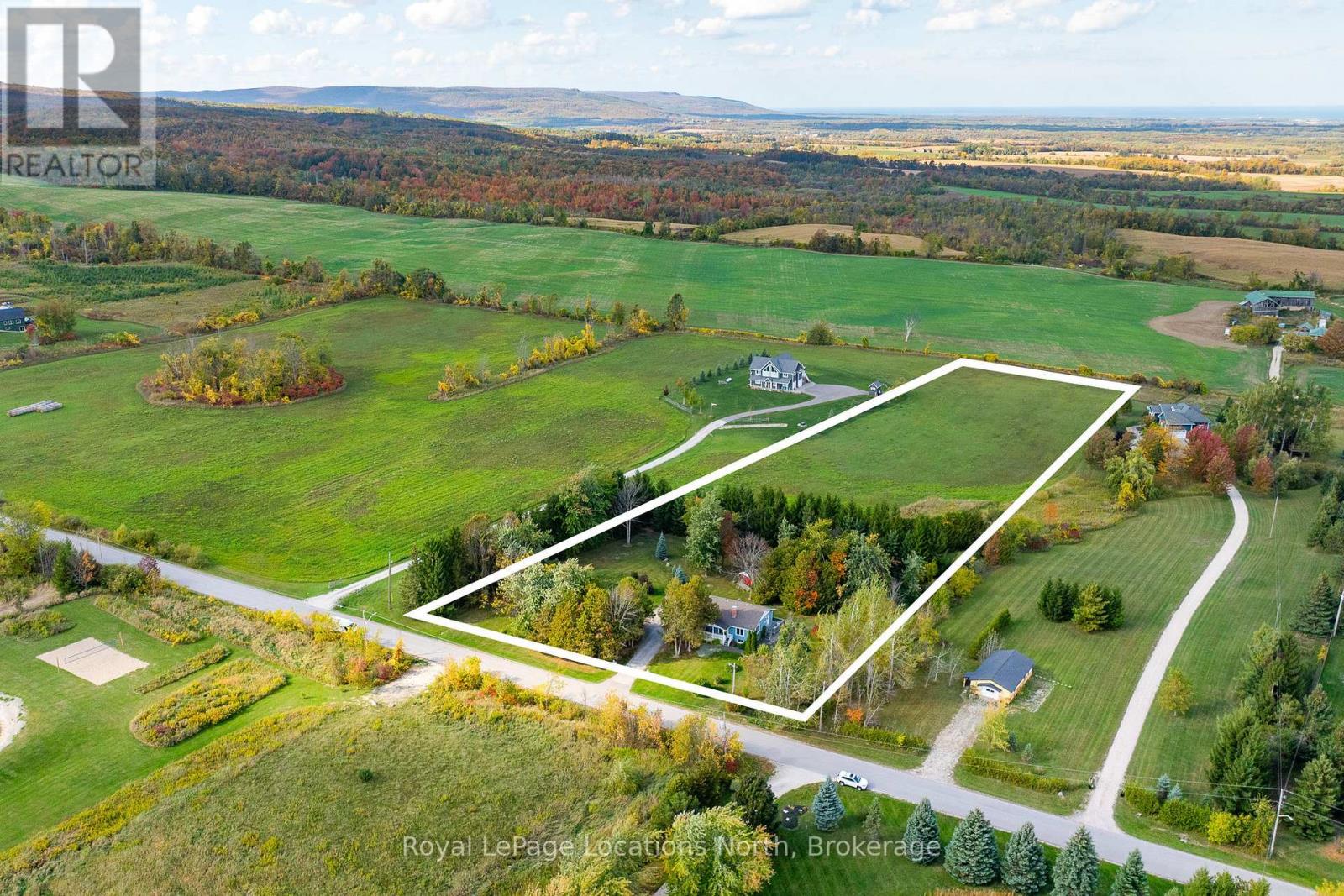 14 Sydenham Trail W, Clearview, Ontario  L0M 1H0 - Photo 2 - S12452472