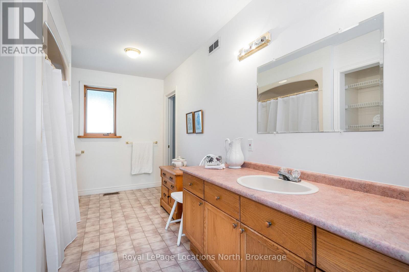 14 Sydenham Trail W, Clearview, Ontario  L0M 1H0 - Photo 24 - S12452472