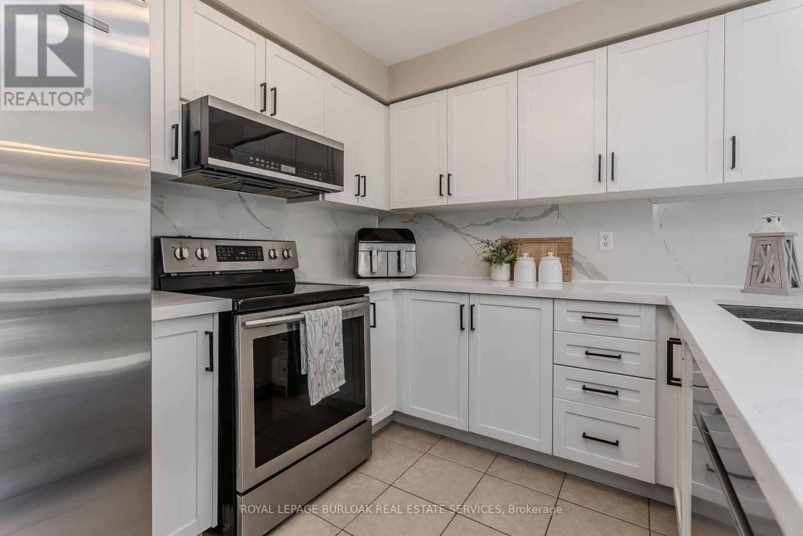 3356 Mikalda Road, Burlington, Ontario  L7M 0K9 - Photo 11 - W12452362