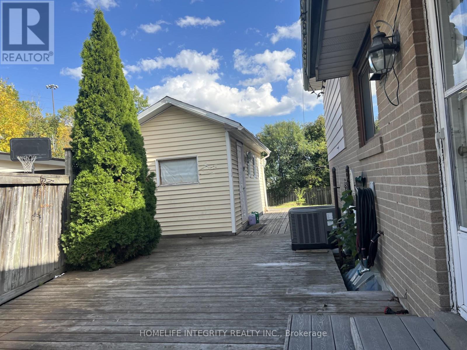 163 Archdekin Drive, Brampton, Ontario  L6V 1Y8 - Photo 3 - W12452426