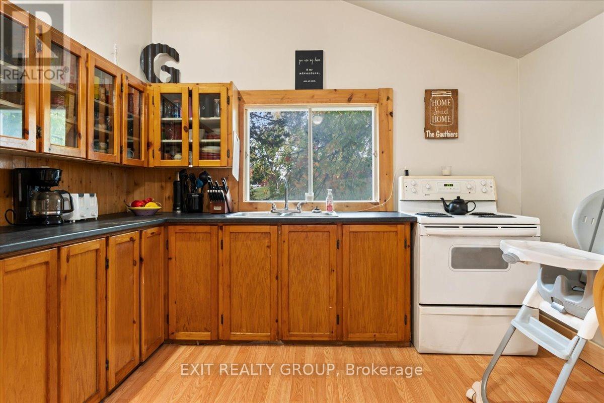 52 County Road 15, Prince Edward County (Sophiasburg Ward), Ontario  K0K 1W0 - Photo 11 - X12452511
