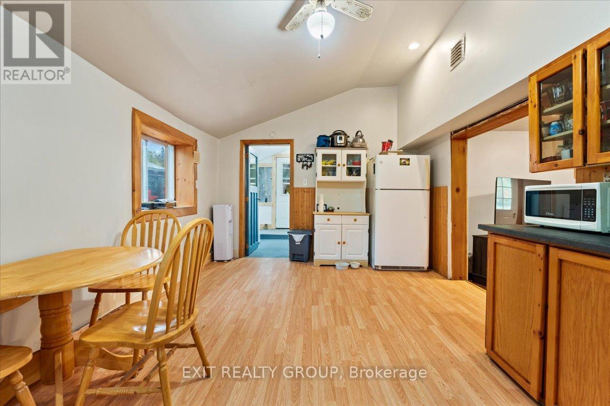52 County Road 15, Prince Edward County (Sophiasburg Ward), Ontario  K0K 1W0 - Photo 12 - X12452511