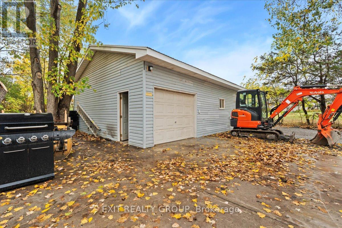 52 County Road 15, Prince Edward County (Sophiasburg Ward), Ontario  K0K 1W0 - Photo 23 - X12452511