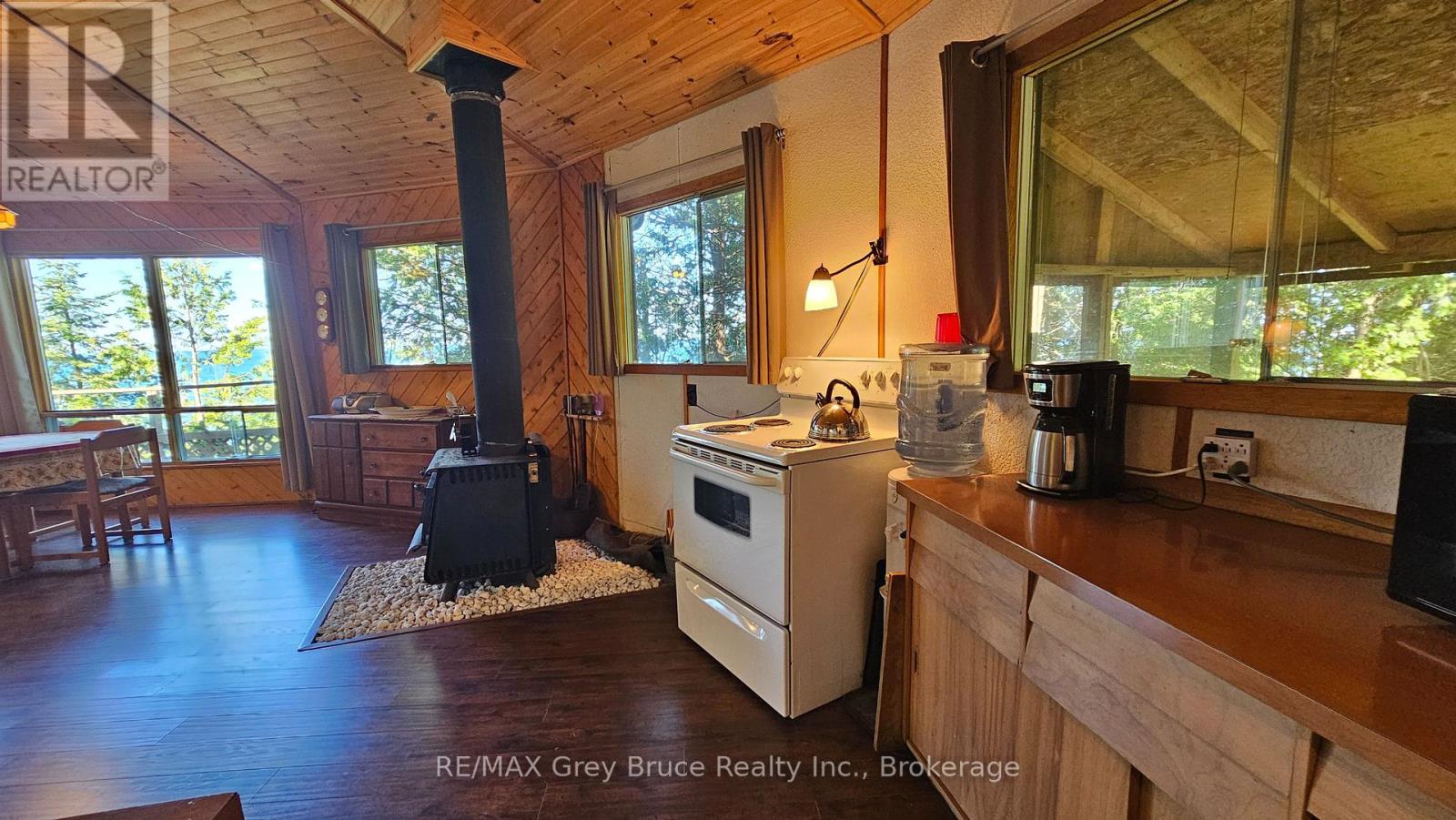 8 Carter Road, Northern Bruce Peninsula, Ontario  N0H 1W0 - Photo 11 - X12452562