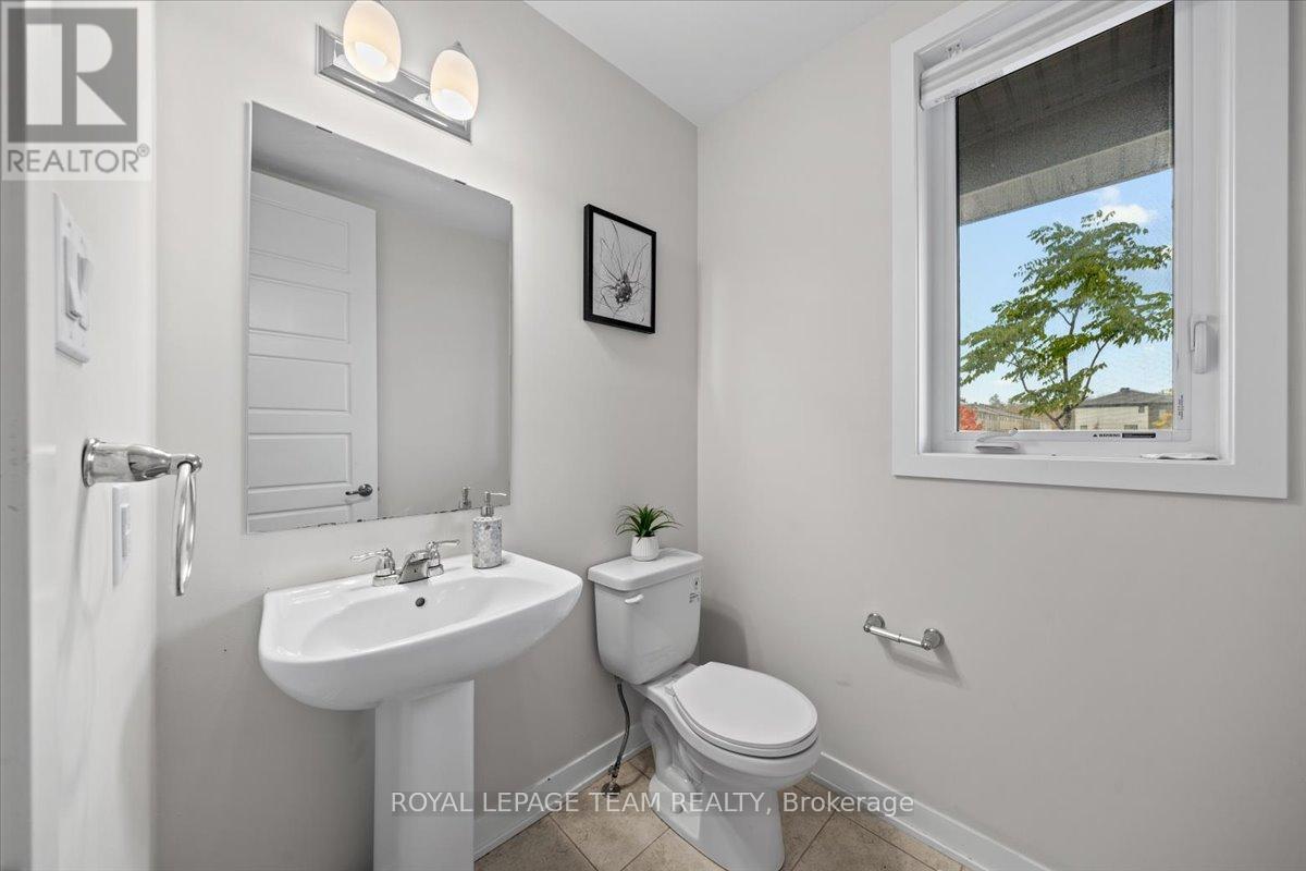 331 Crossway Terrace, Ottawa, Ontario  K2S 2Z3 - Photo 4 - X12452505