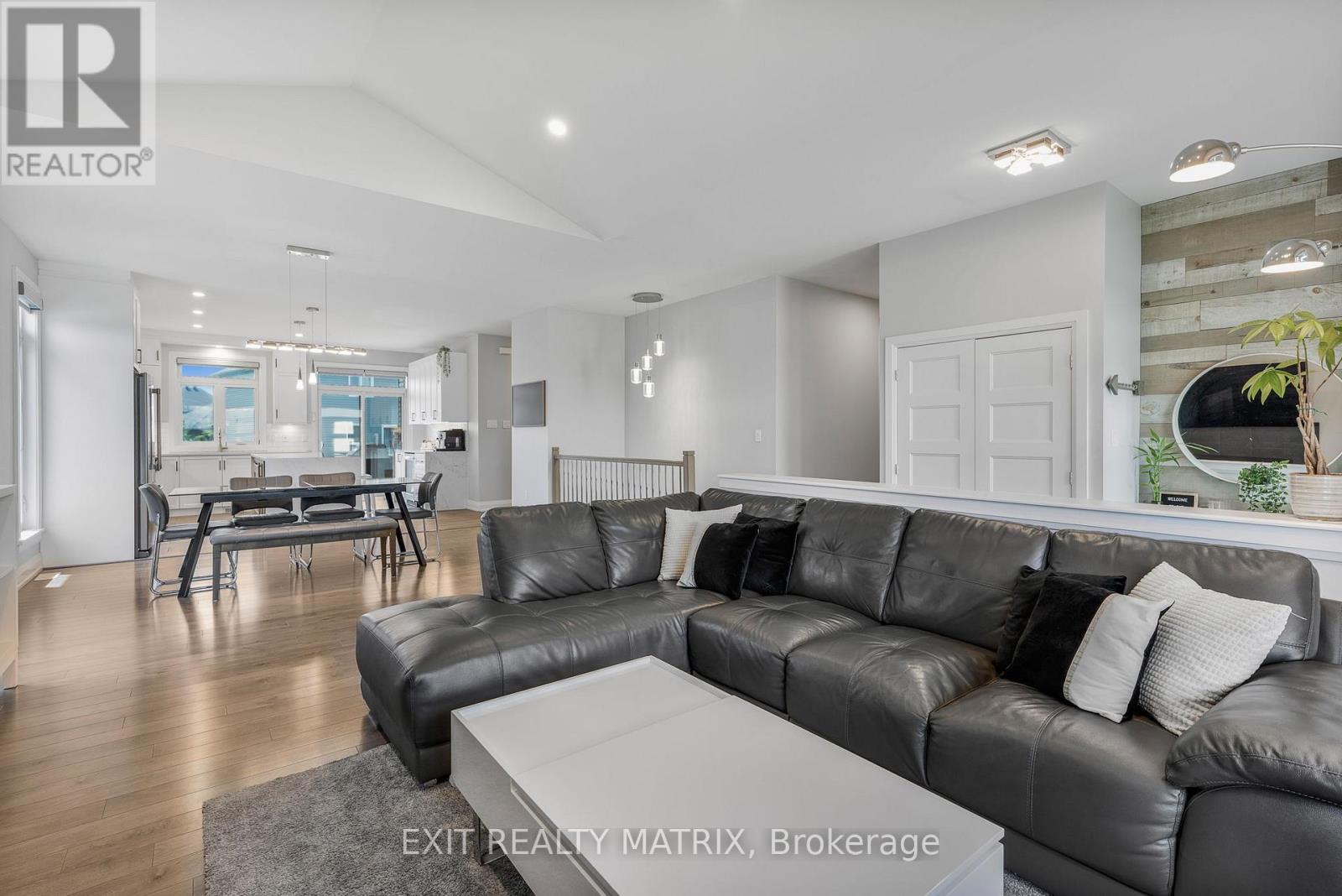 101 Lyon Street, Russell, Ontario  K0A 1W0 - Photo 6 - X12452539
