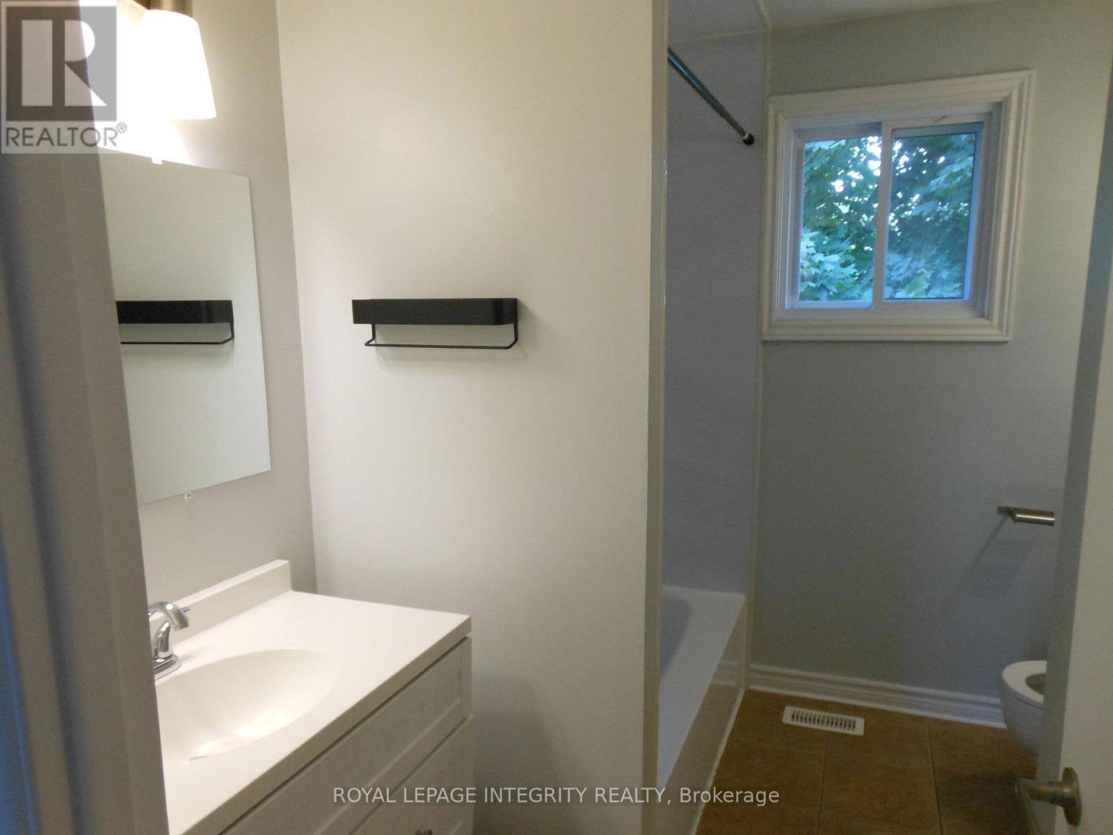 2 Laurie Court, Ottawa, Ontario  K2L 1S3 - Photo 11 - X12452552