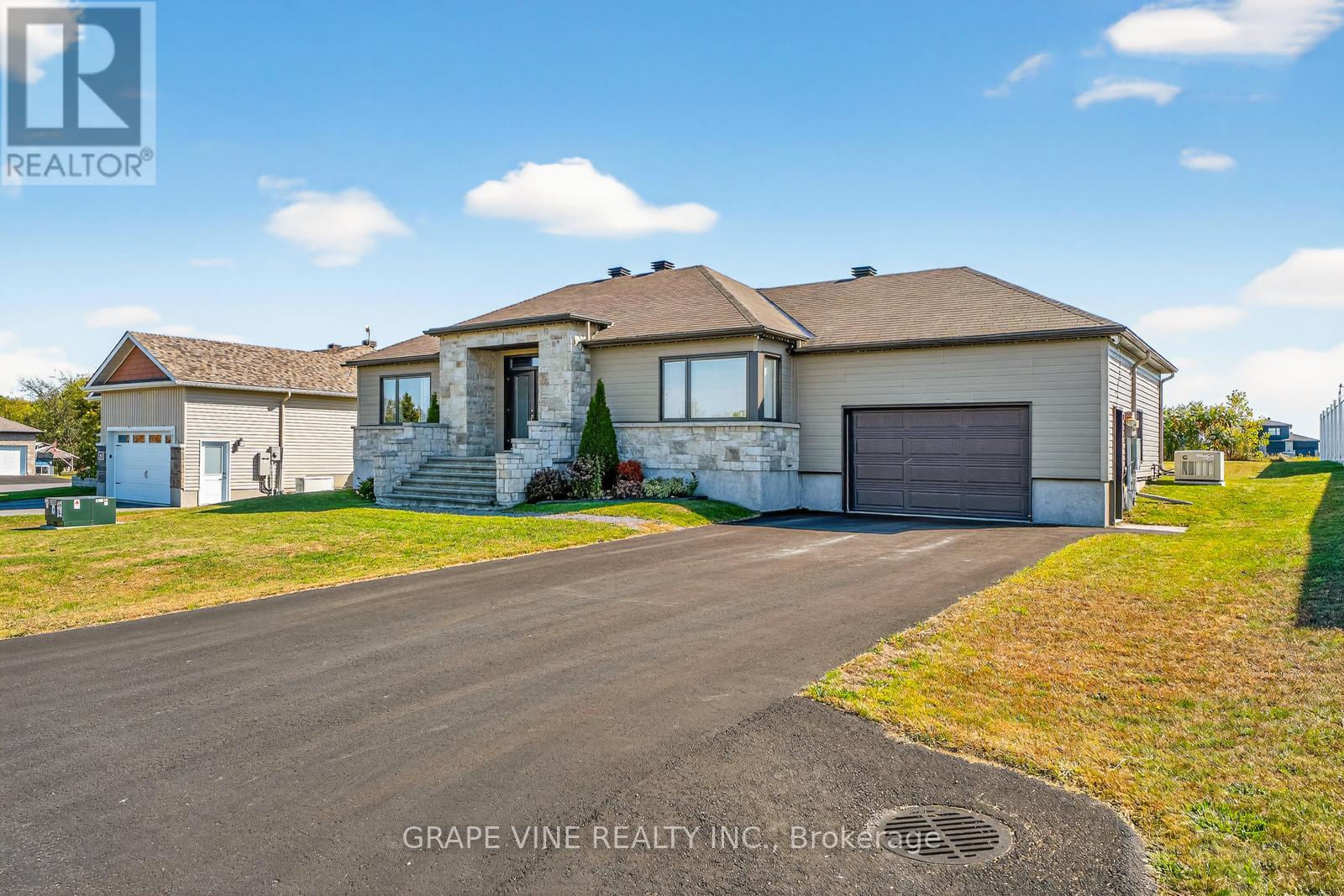 18 Calco Crescent, North Stormont, Ontario  K0C 1W0 - Photo 1 - X12452567