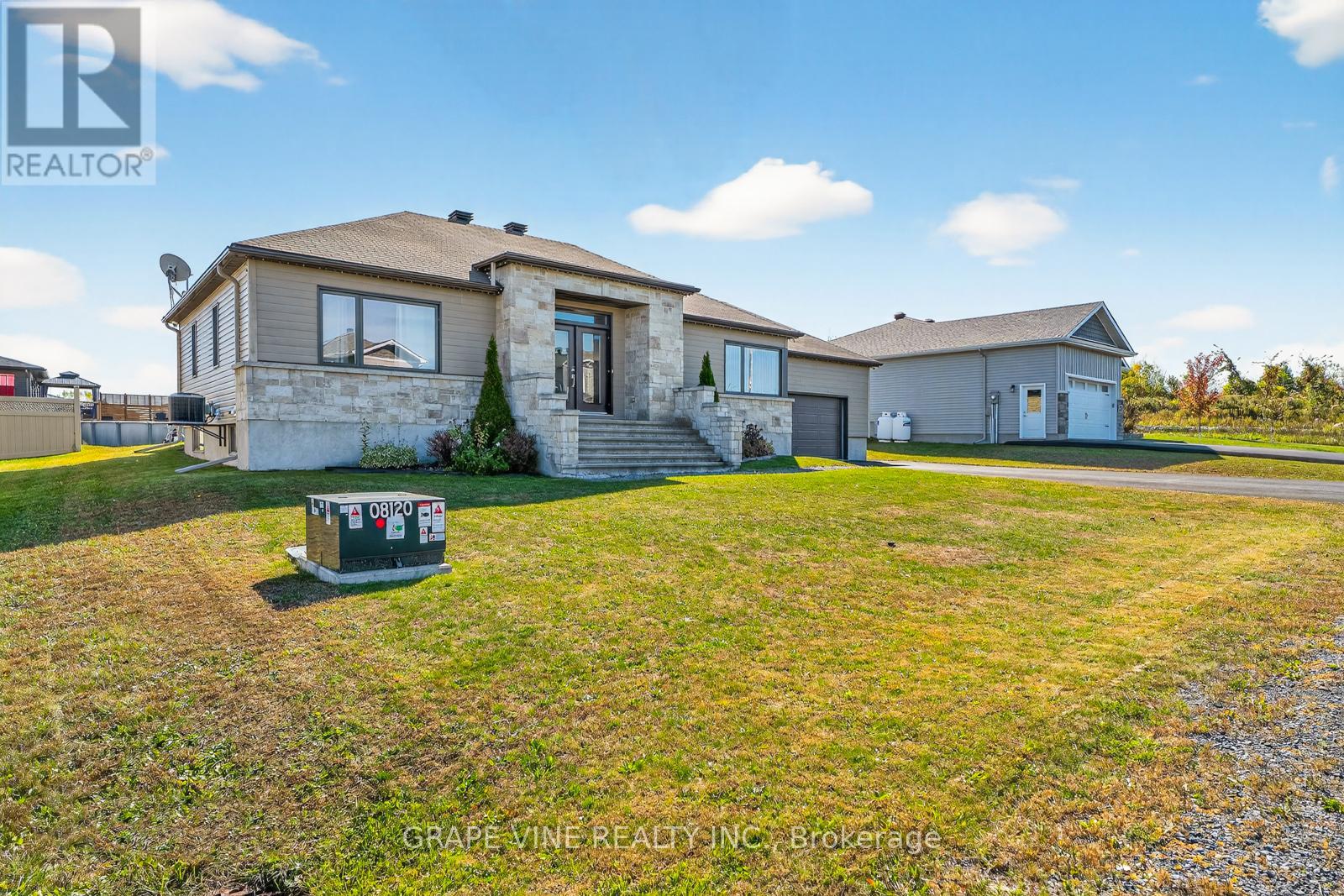 18 Calco Crescent, North Stormont, Ontario  K0C 1W0 - Photo 2 - X12452567