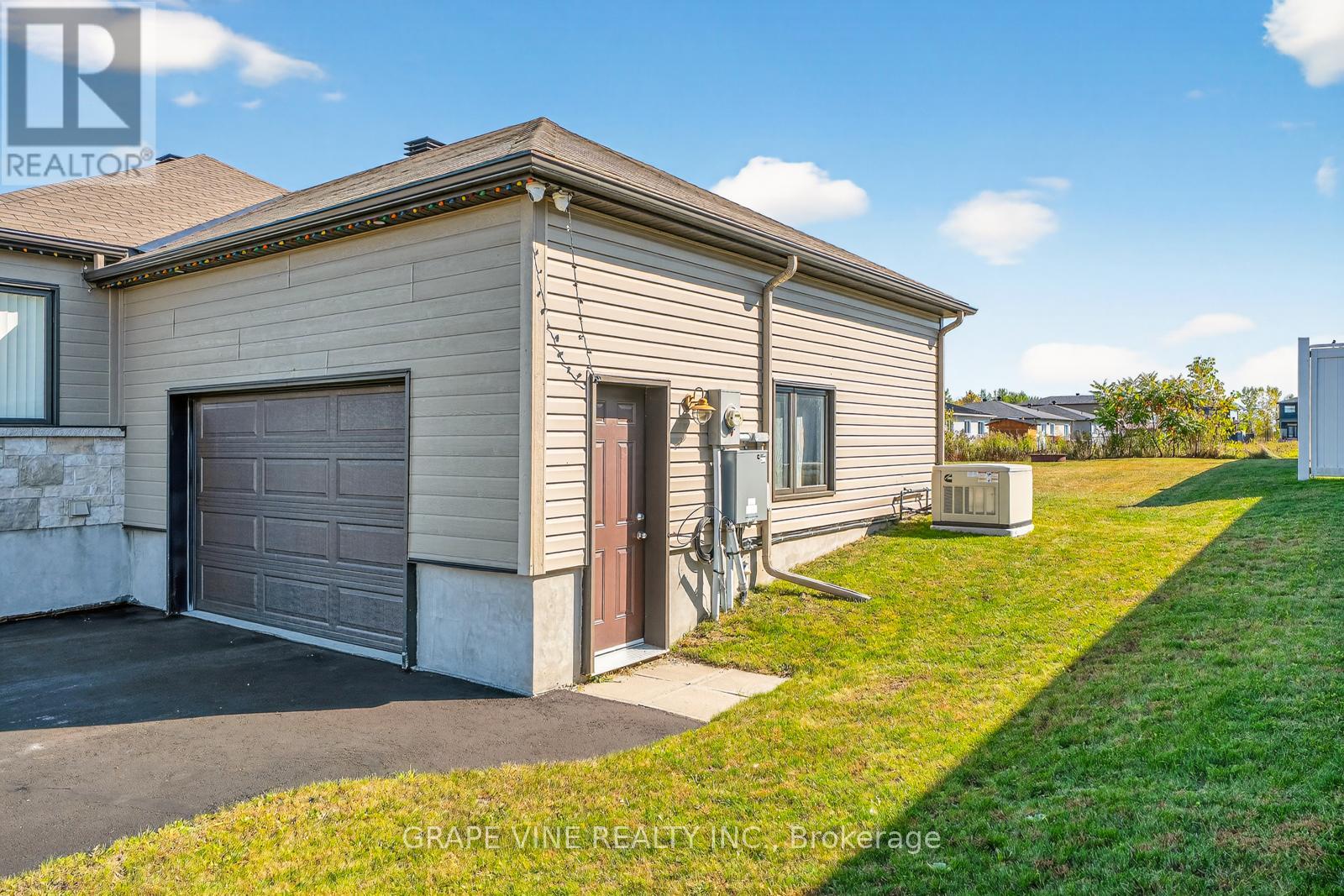 18 Calco Crescent, North Stormont, Ontario  K0C 1W0 - Photo 4 - X12452567