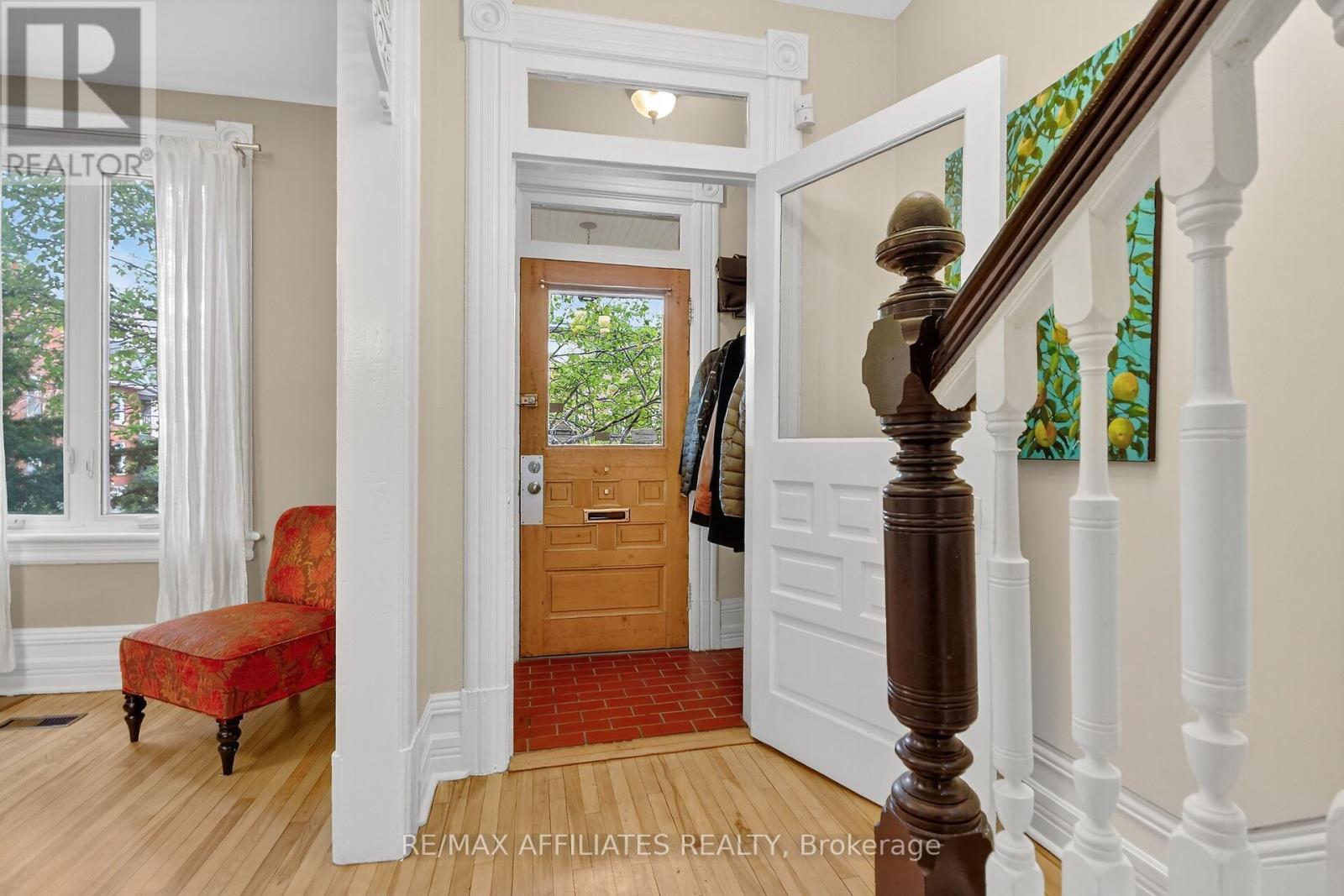 31 Fourth Avenue, Ottawa, Ontario  K1S 2L1 - Photo 3 - X12452573