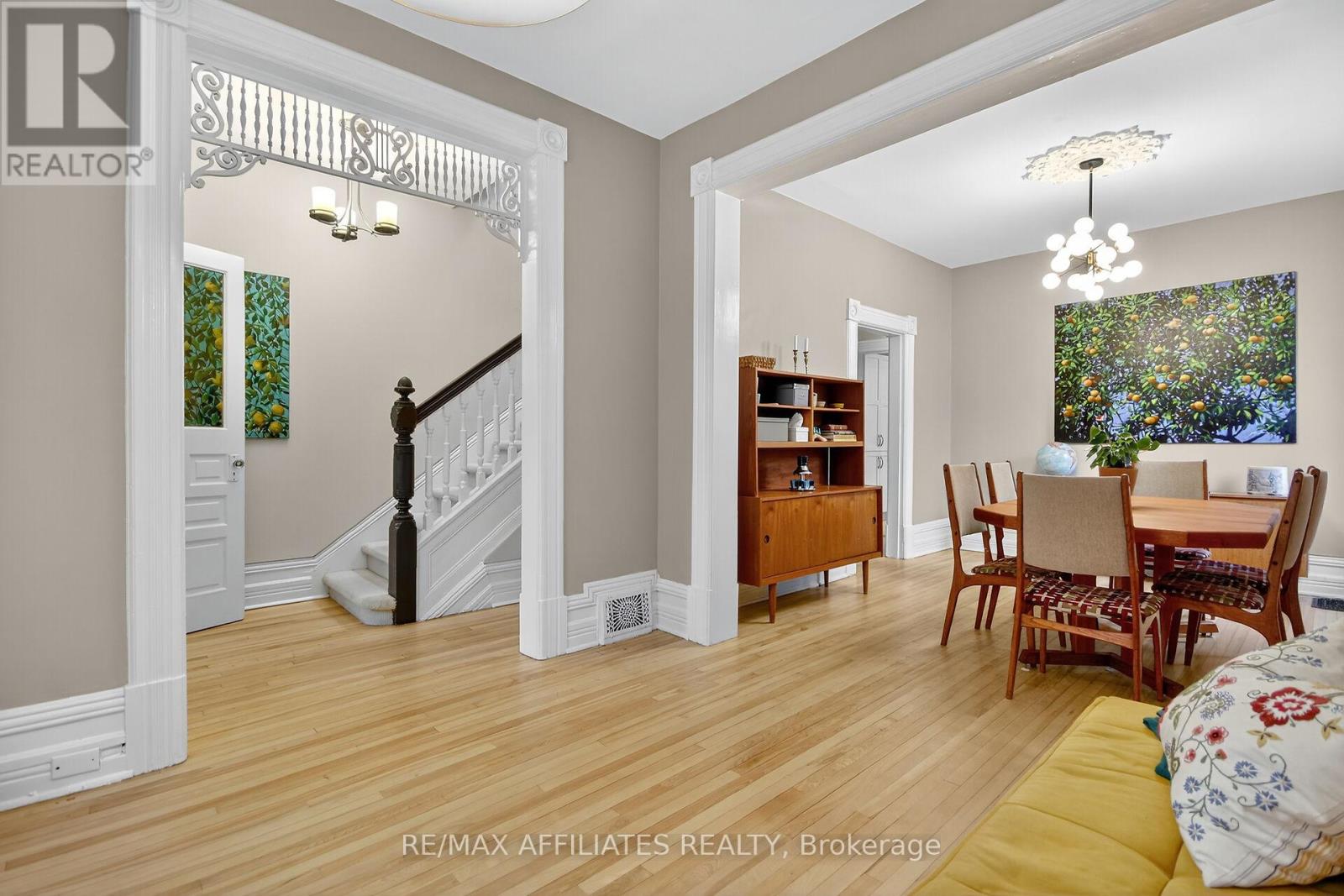31 Fourth Avenue, Ottawa, Ontario  K1S 2L1 - Photo 4 - X12452573