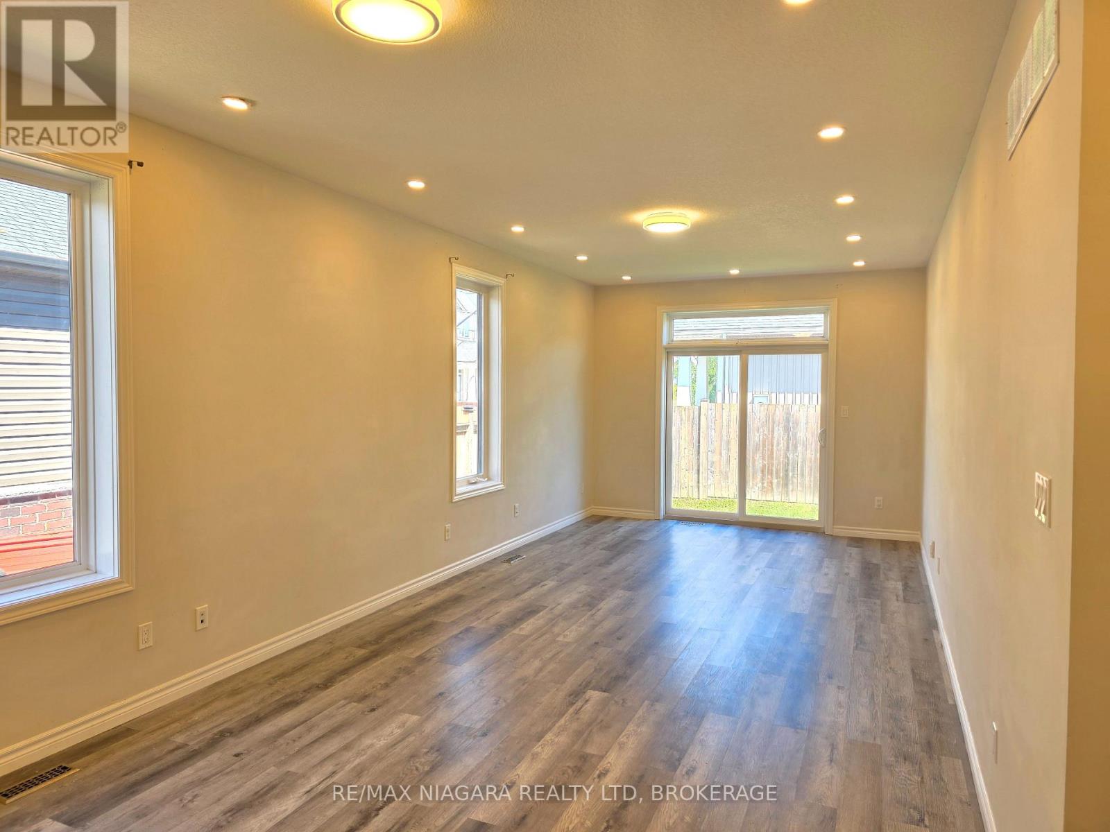 24 Ellis Avenue, St. Catharines, Ontario  L2P 0E6 - Photo 10 - X12452512