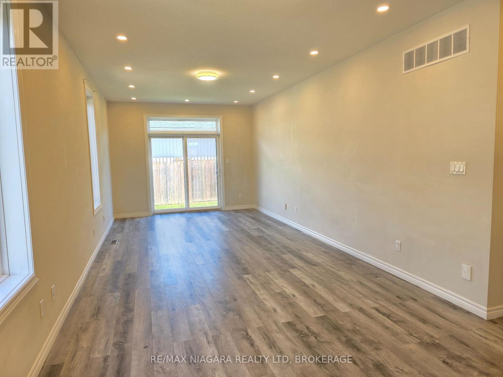 24 Ellis Avenue, St. Catharines, Ontario  L2P 0E6 - Photo 11 - X12452512