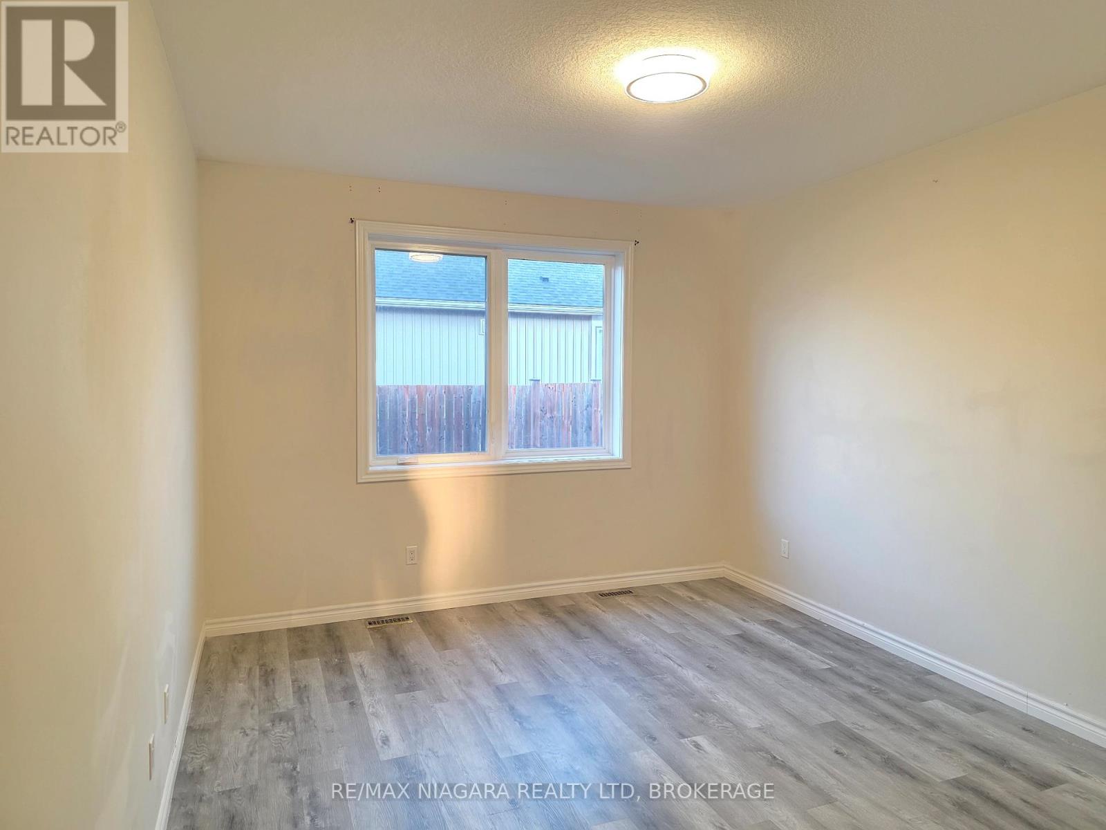 24 Ellis Avenue, St. Catharines, Ontario  L2P 0E6 - Photo 14 - X12452512