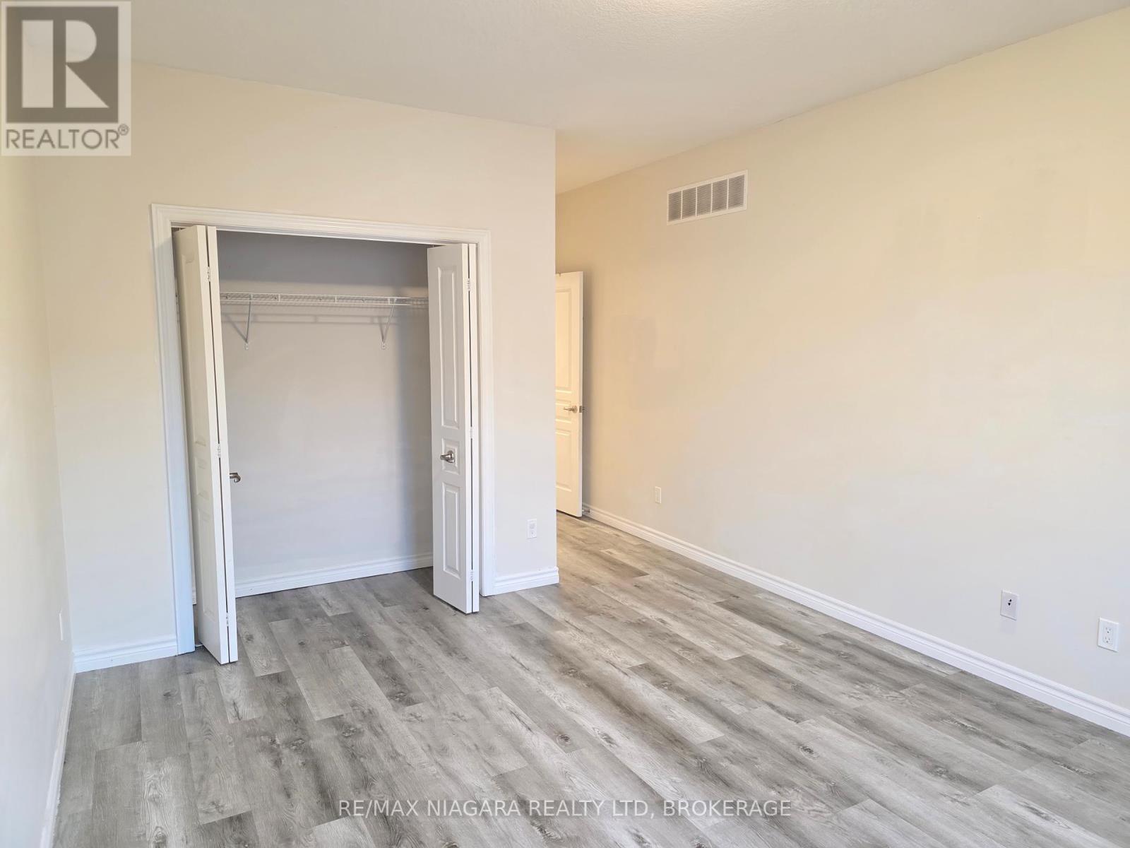 24 Ellis Avenue, St. Catharines, Ontario  L2P 0E6 - Photo 15 - X12452512