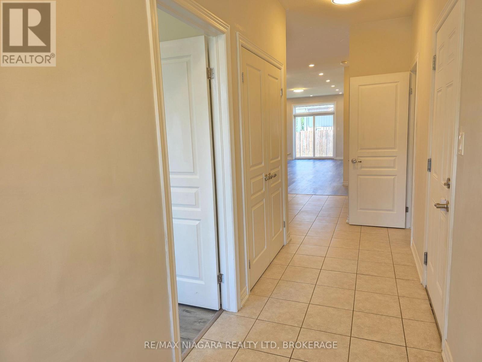 24 Ellis Avenue, St. Catharines, Ontario  L2P 0E6 - Photo 2 - X12452512