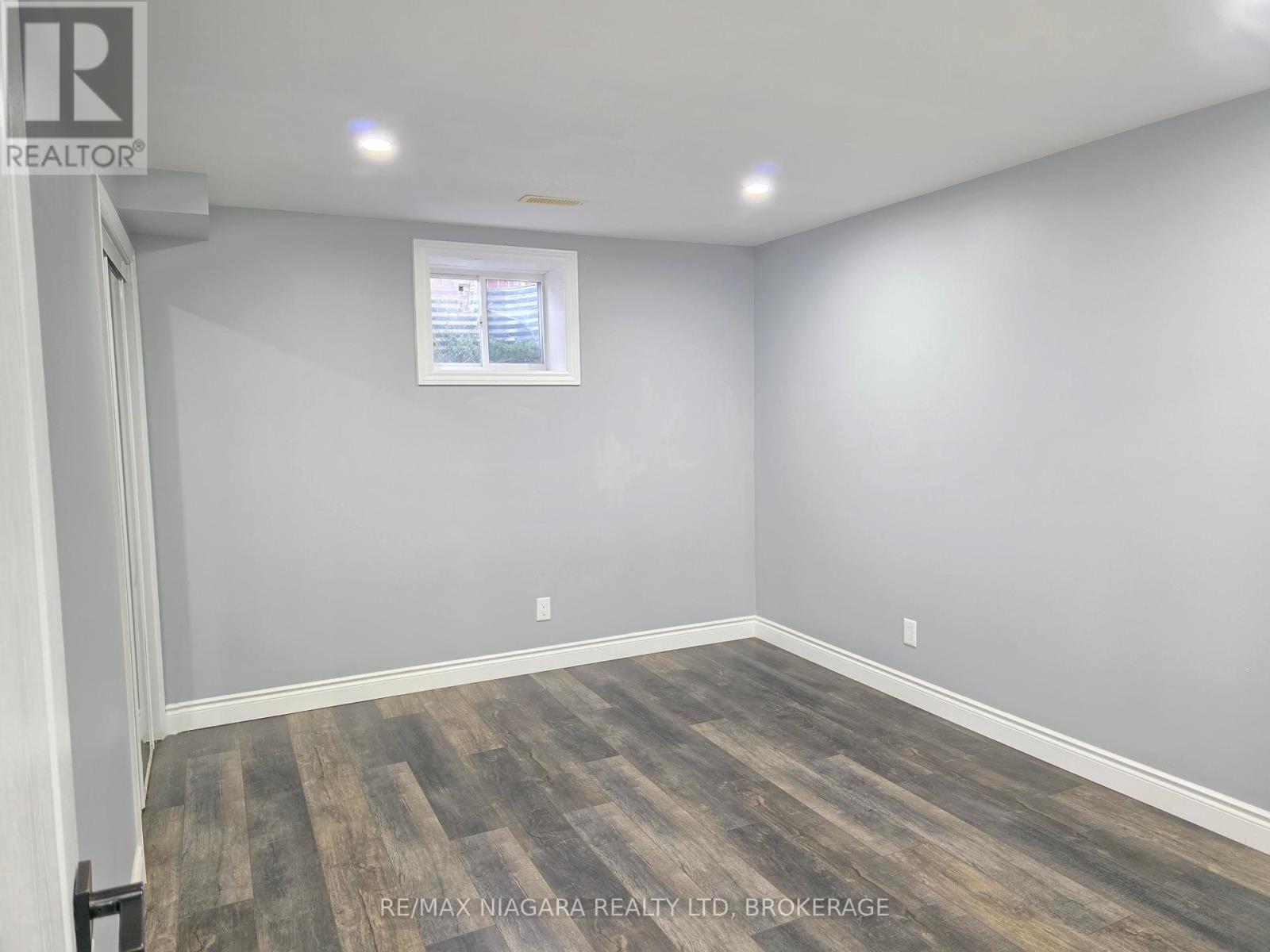24 Ellis Avenue, St. Catharines, Ontario  L2P 0E6 - Photo 23 - X12452512