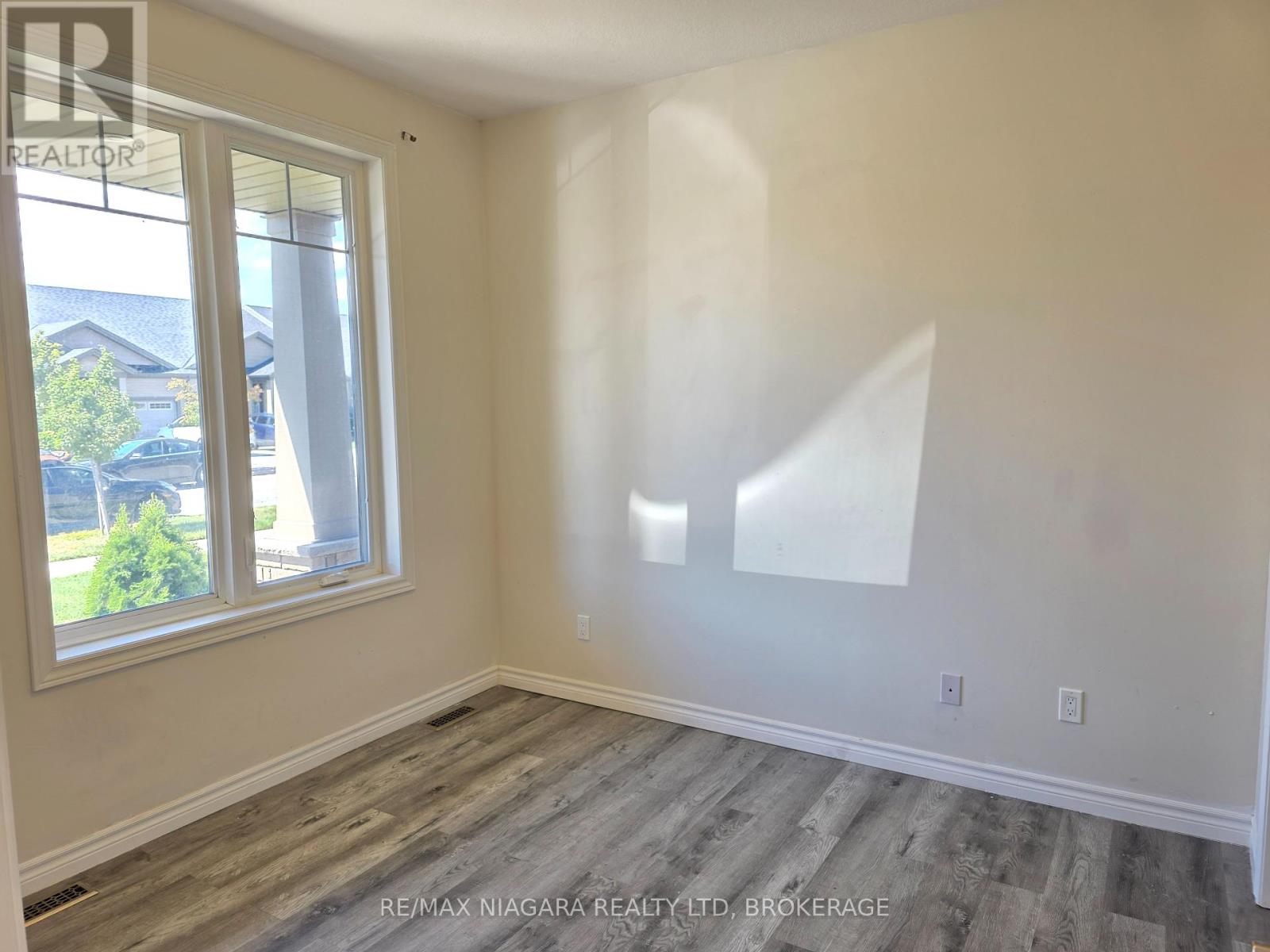 24 Ellis Avenue, St. Catharines, Ontario  L2P 0E6 - Photo 4 - X12452512